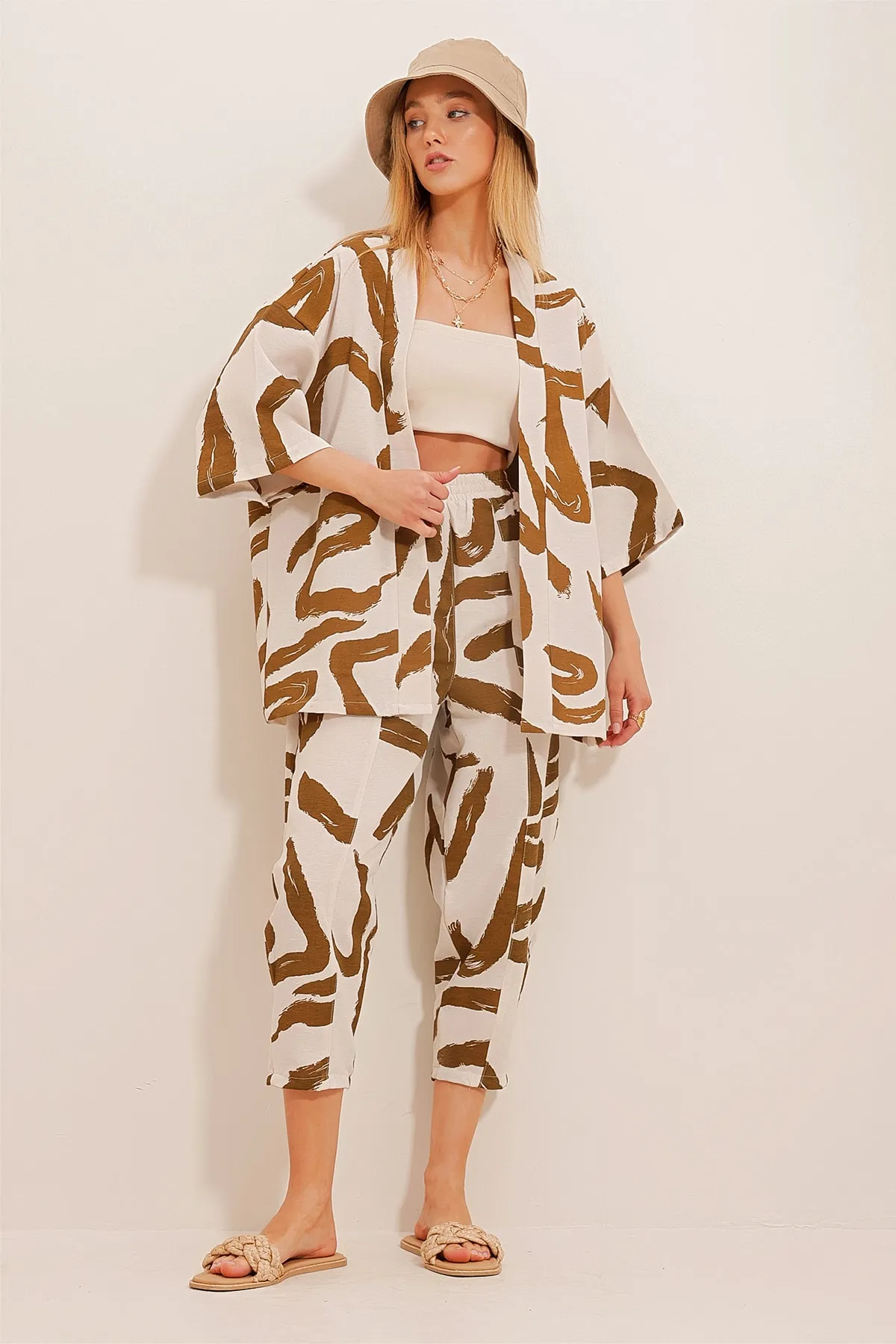 Trend Alaçatı Stili  Damen-Set aus gemusterter Baggy-Hose und Kimono in Tabakbraun ALC-X10581