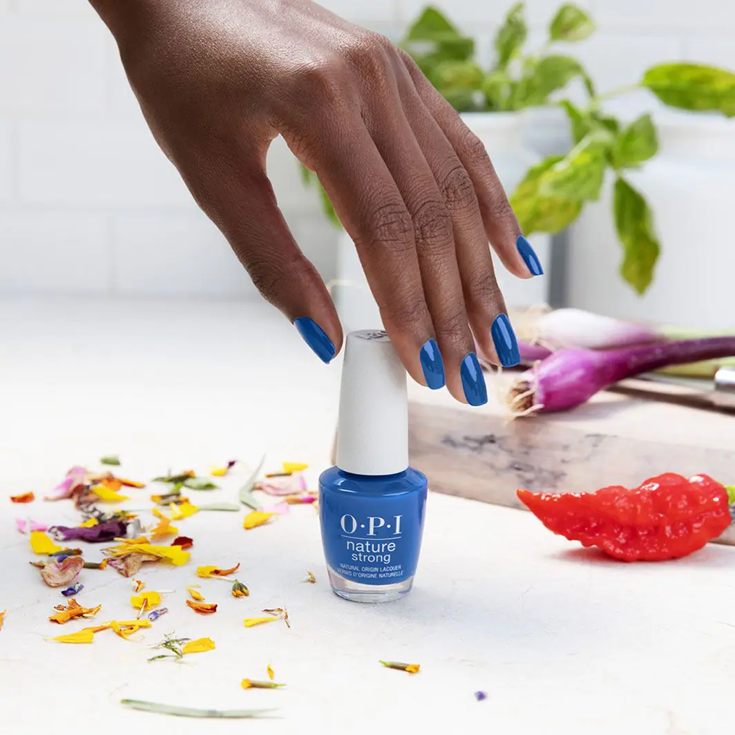 Opi Natre Strong lak za nokte Shore Is Something 15ml