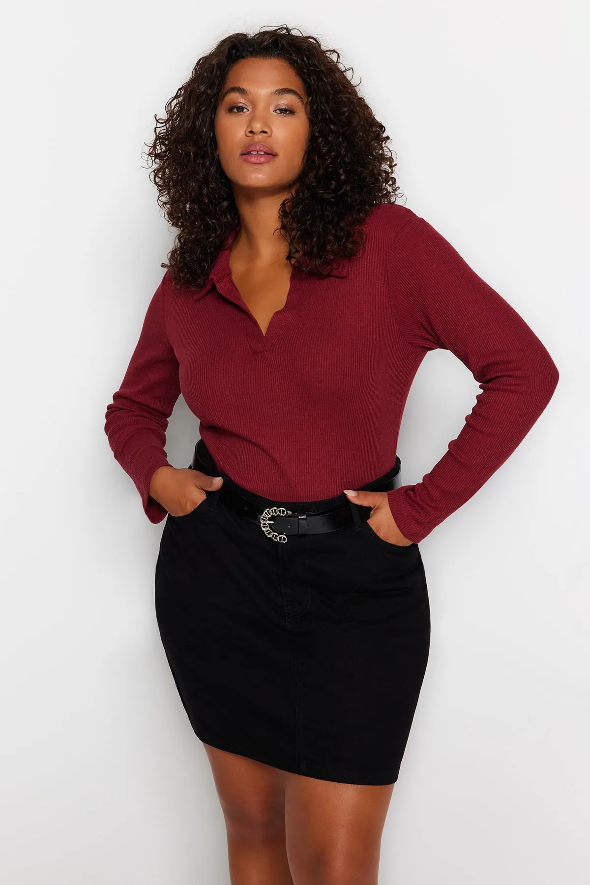 Trendyol Curve  Weinroter, taillierter Strickbody mit geripptem Hemdkragen und Druckknopfverschluss TBBAW23CS00007