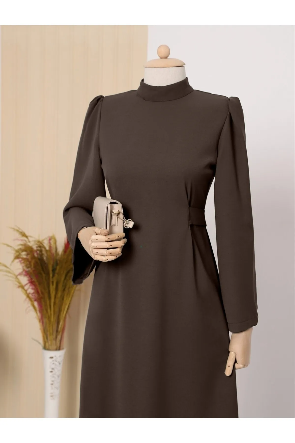 Modamorfo  Prächtiges, mit Kragen und Taille gebundenes Kleid