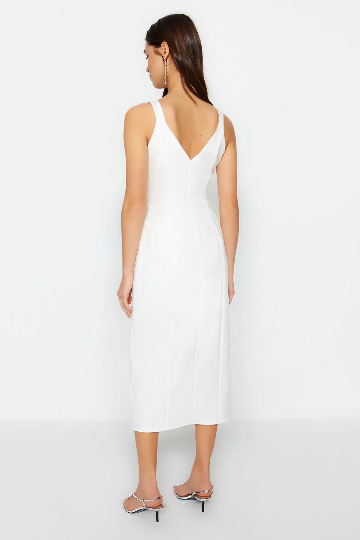 Trendyol Collection  Ecrufarbenes, gewebtes, gefüttertes Midikleid mit Gürtel TWOSS23EL02262