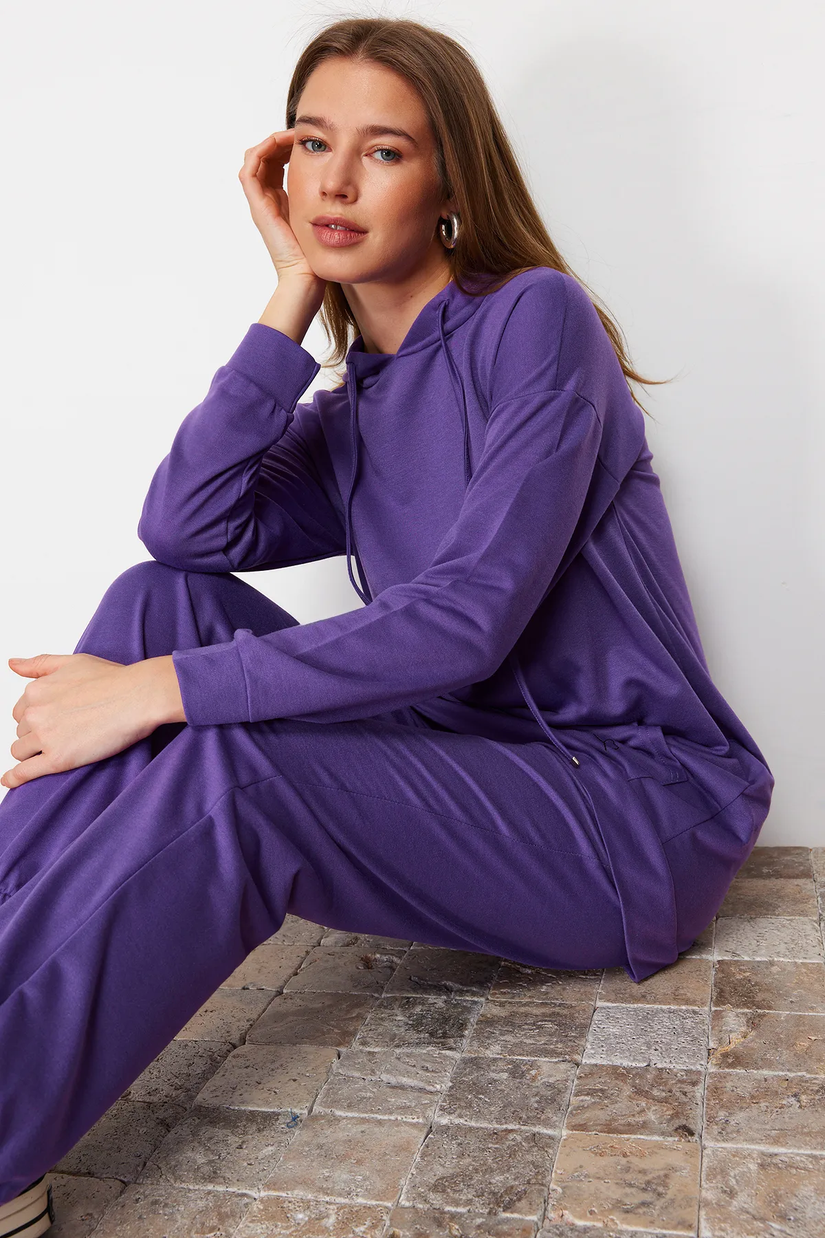 Trendyol Modest  Lila gestrickter Trainingsanzug mit Kapuze und Kängurutasche und Stickerei TCTSS21EM0085