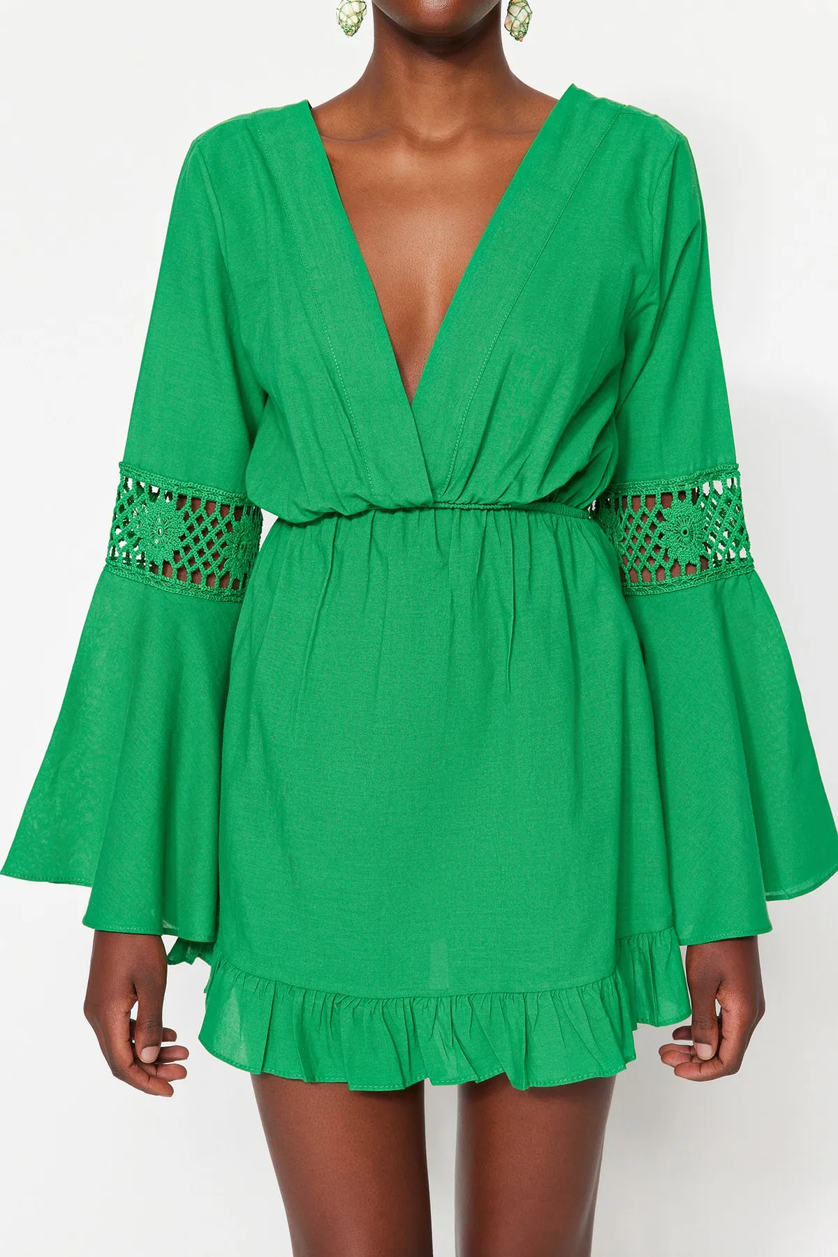 Trendyol Collection  Tropisches grünes Mini-Strandkleid aus gewebter Spitze aus 100 % Baumwolle TBESS23EL00034