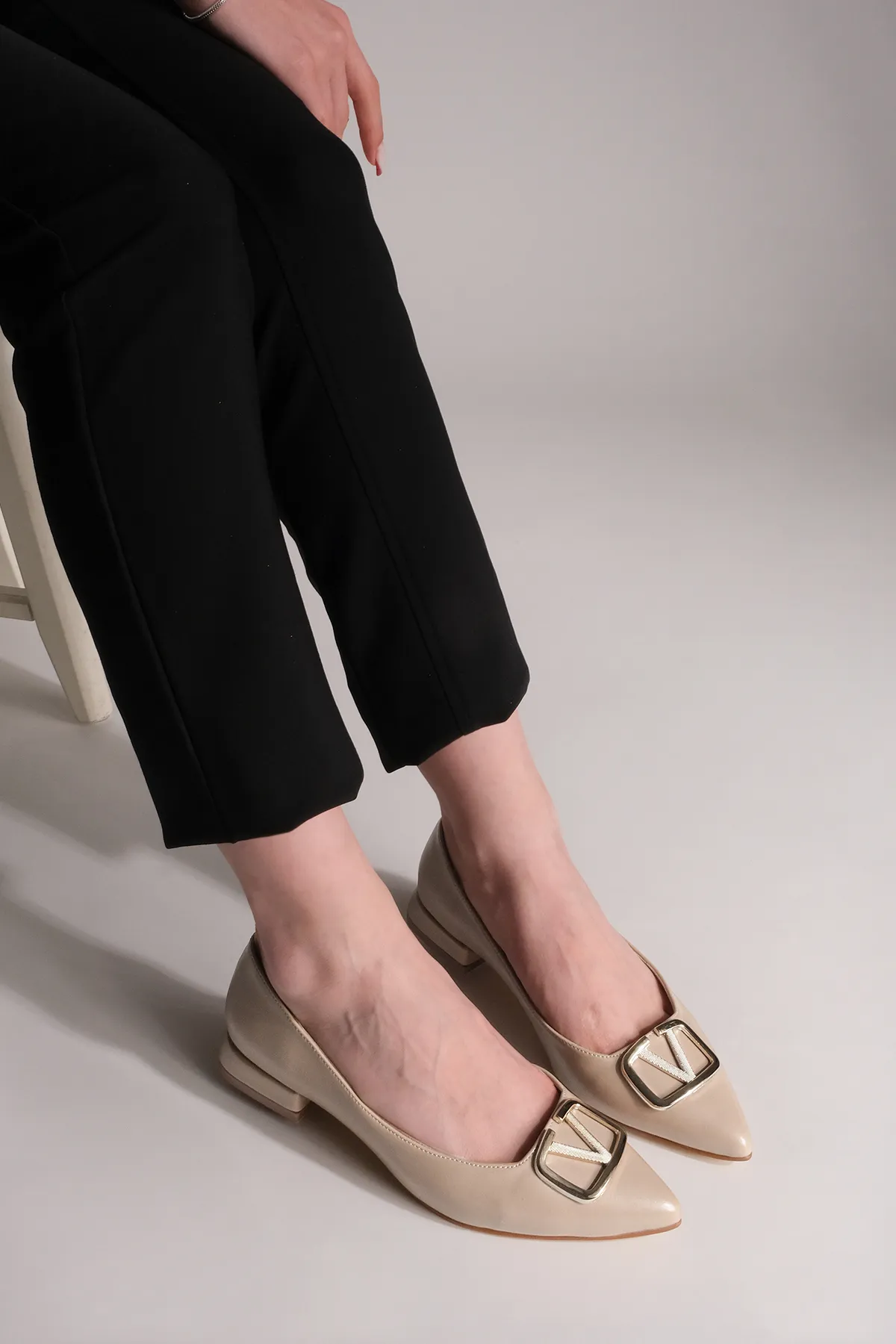 Marjin  Ballerinas mit spitzer Spitze und Schnalle für Damen Porek Beige