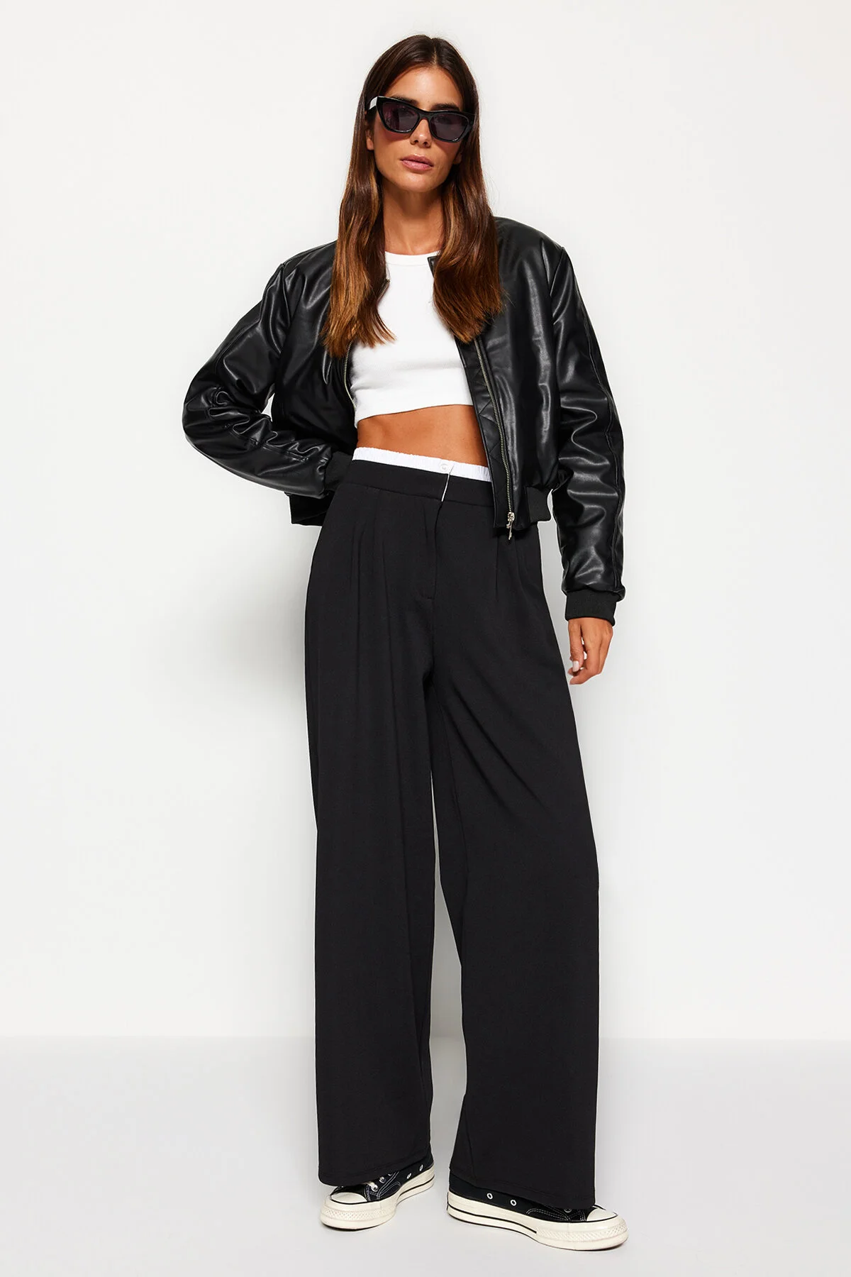 Trendyol Collection  Schwarze Boxerhose mit weitem Bein und Gürteldetail TWOAW24PL00360