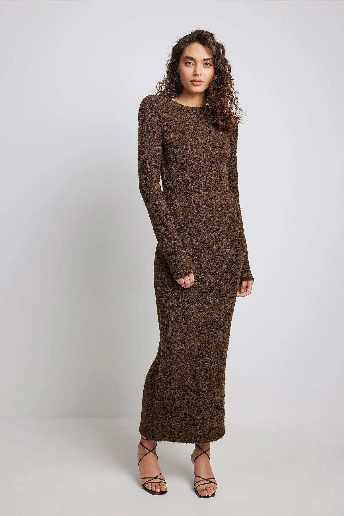 NA-KD  Gestricktes Maxikleid aus Wollmischung mit offenem Rücken.