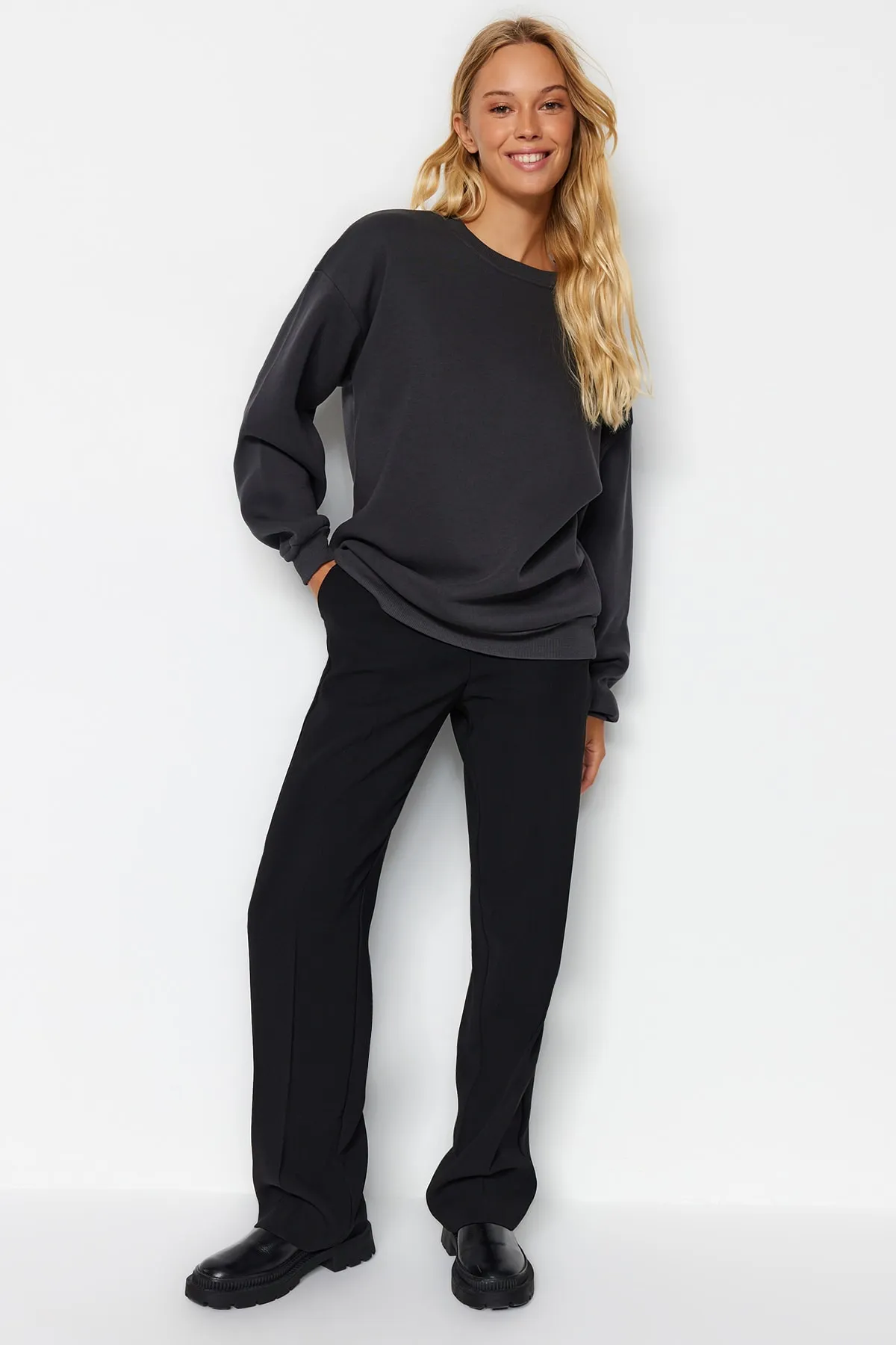Trendyol Collection  Anthrazit Oversize/Bequemer Schnitt Basic Rundhals Dick/Innen Fleece Strick Sweatshirt TWOAW24SW00102