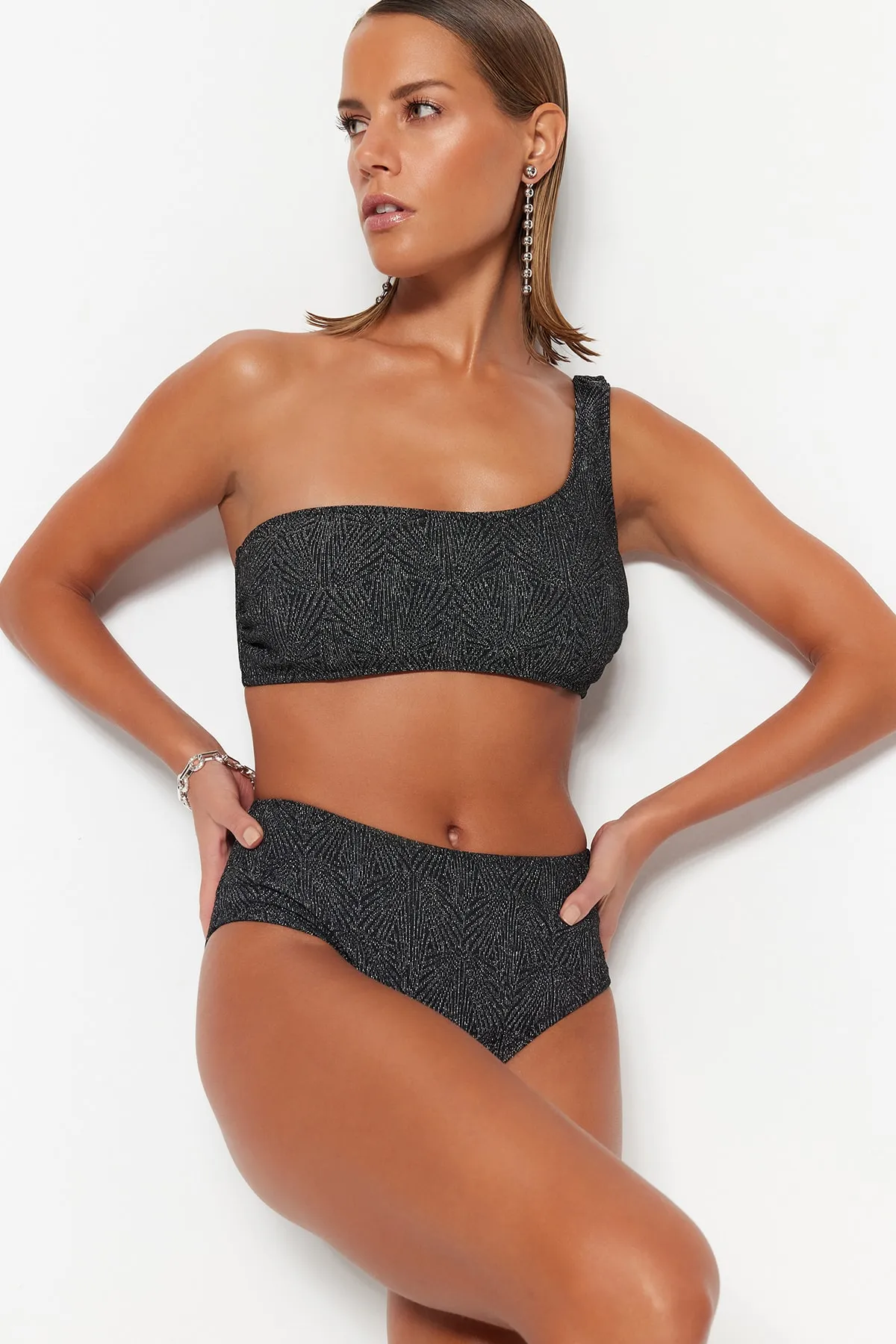Trendyol Collection  Schwarze, silbrige Bikinihose mit hoher Taille und normalem Beinverlauf TBESS23BA00241