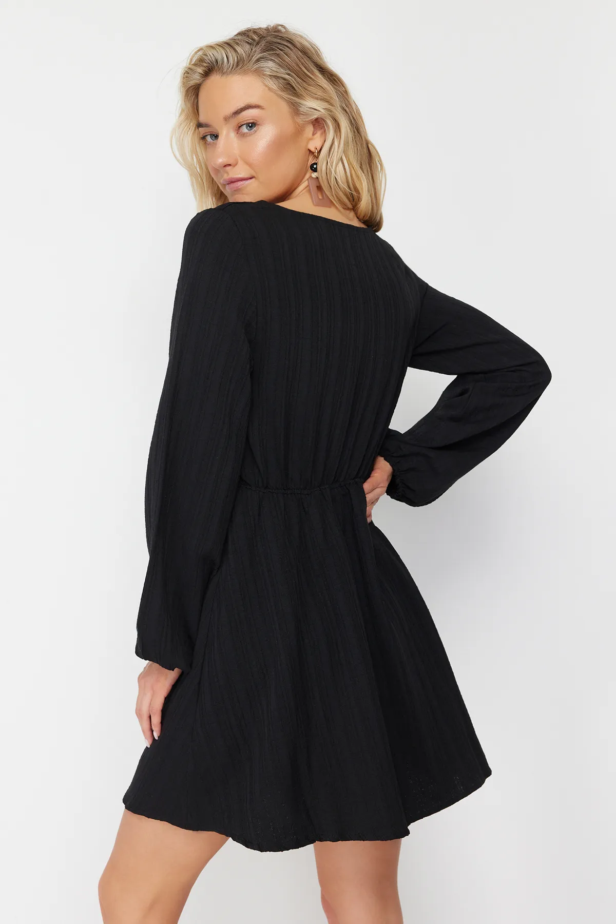 Trendyol Collection  Schwarzes, gewebtes Mini-Strandkleid aus Leinenmischung zum Binden TBESS23EL00103