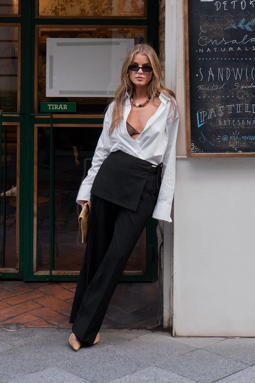 Gewebte Hose mit mittlerer Taille und Rockdetails