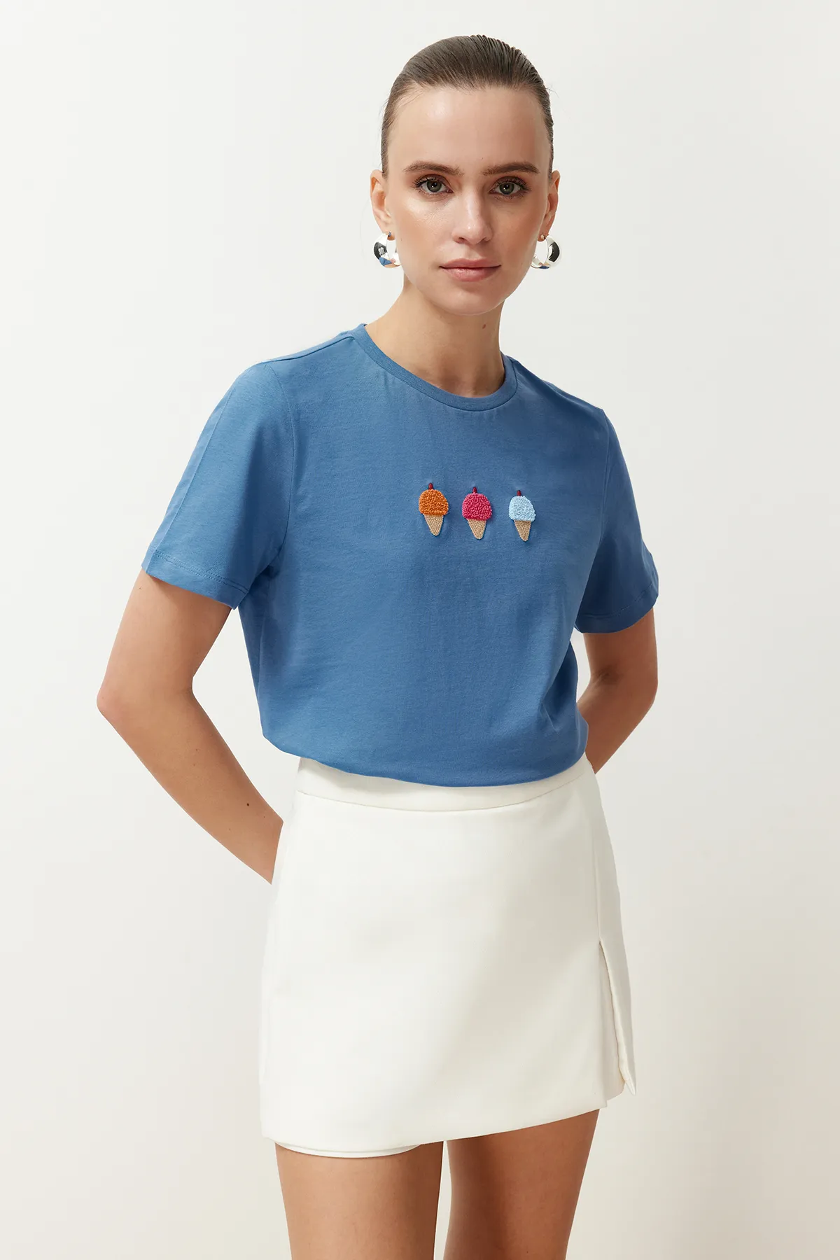 Trendyol Collection  Indigofarbenes Strick-T-Shirt aus 100 % Baumwolle mit normaler Passform und Rundhalsausschnitt, bestickt, TWOSS24TS00207
