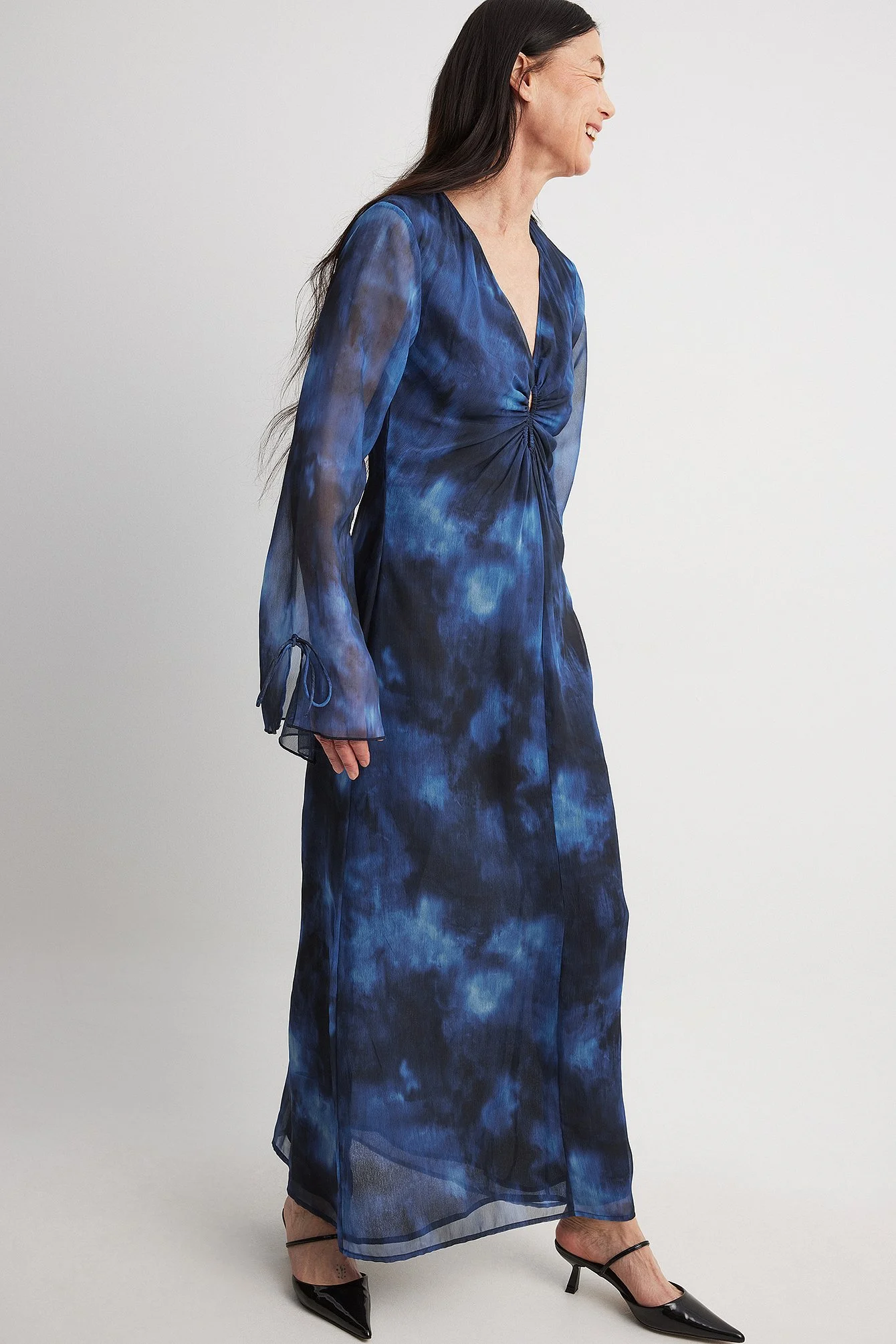 Chiffon-Maxikleid mit Ausschnitt an der Taille