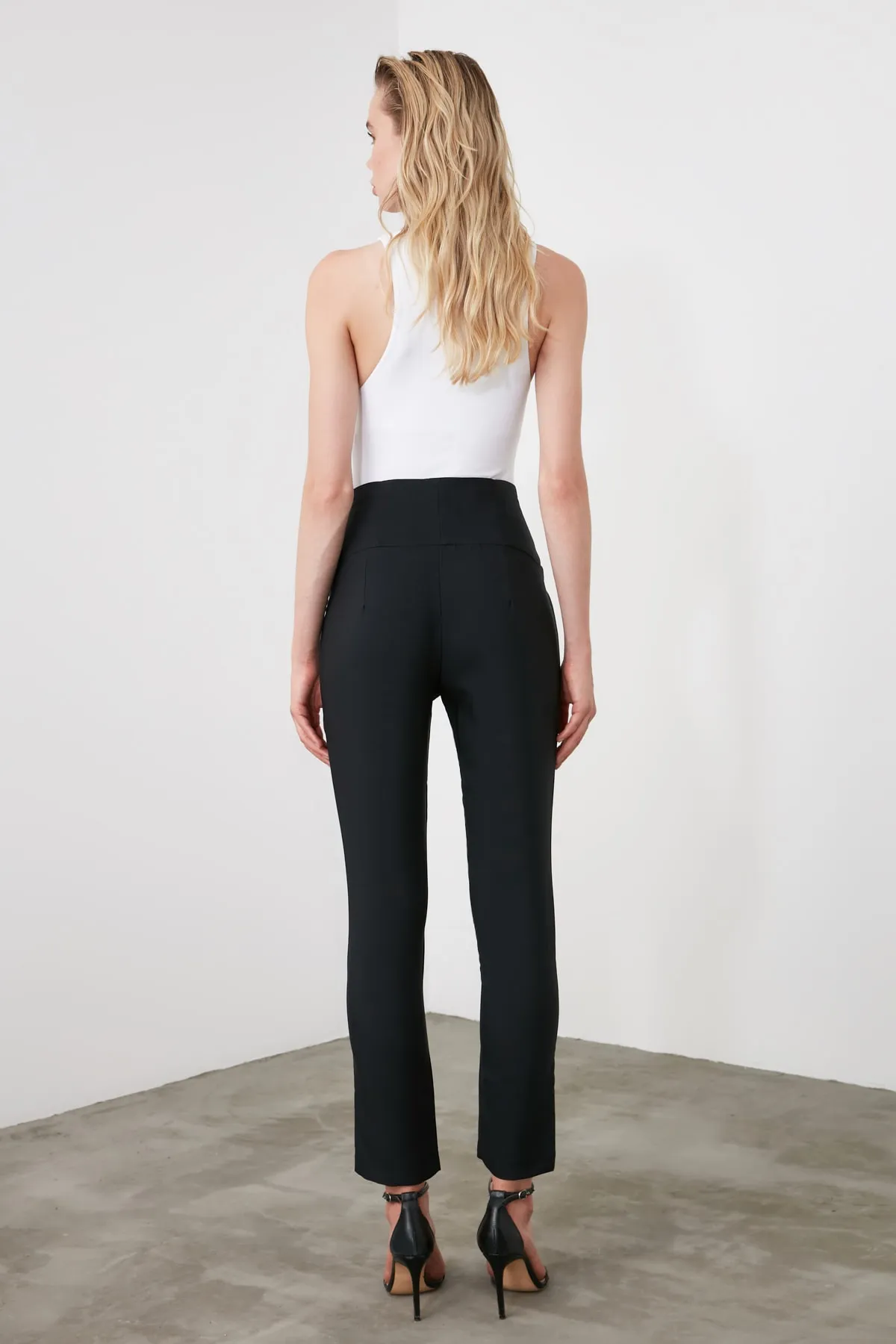 Trendyol Collection  Schwarze gewebte Zigarettenhose mit schmalem Bein und Ziernähten an der Taille TWOSS20PL0388