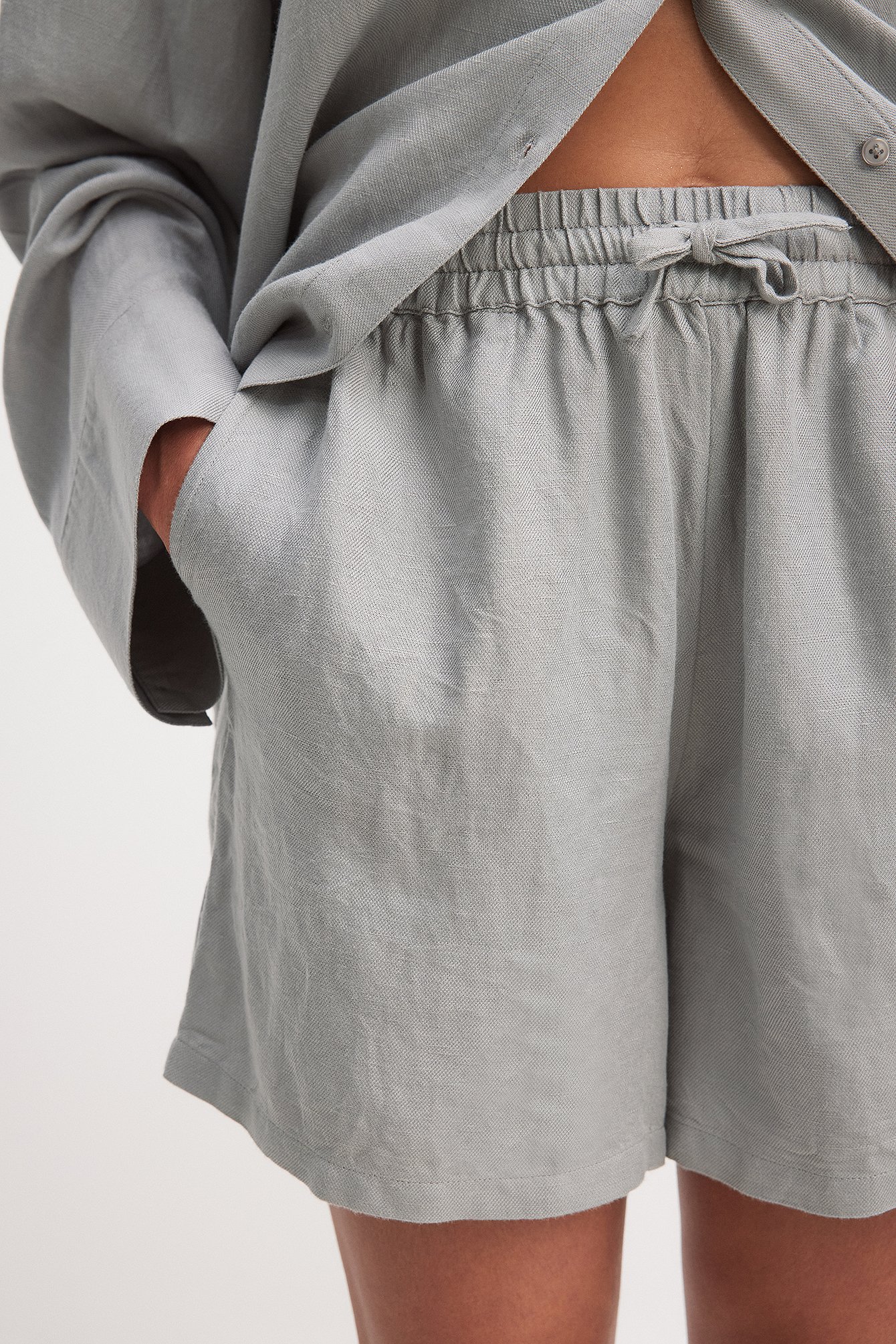 Weite Shorts mit halbhoher Taille aus Viskose-Mix