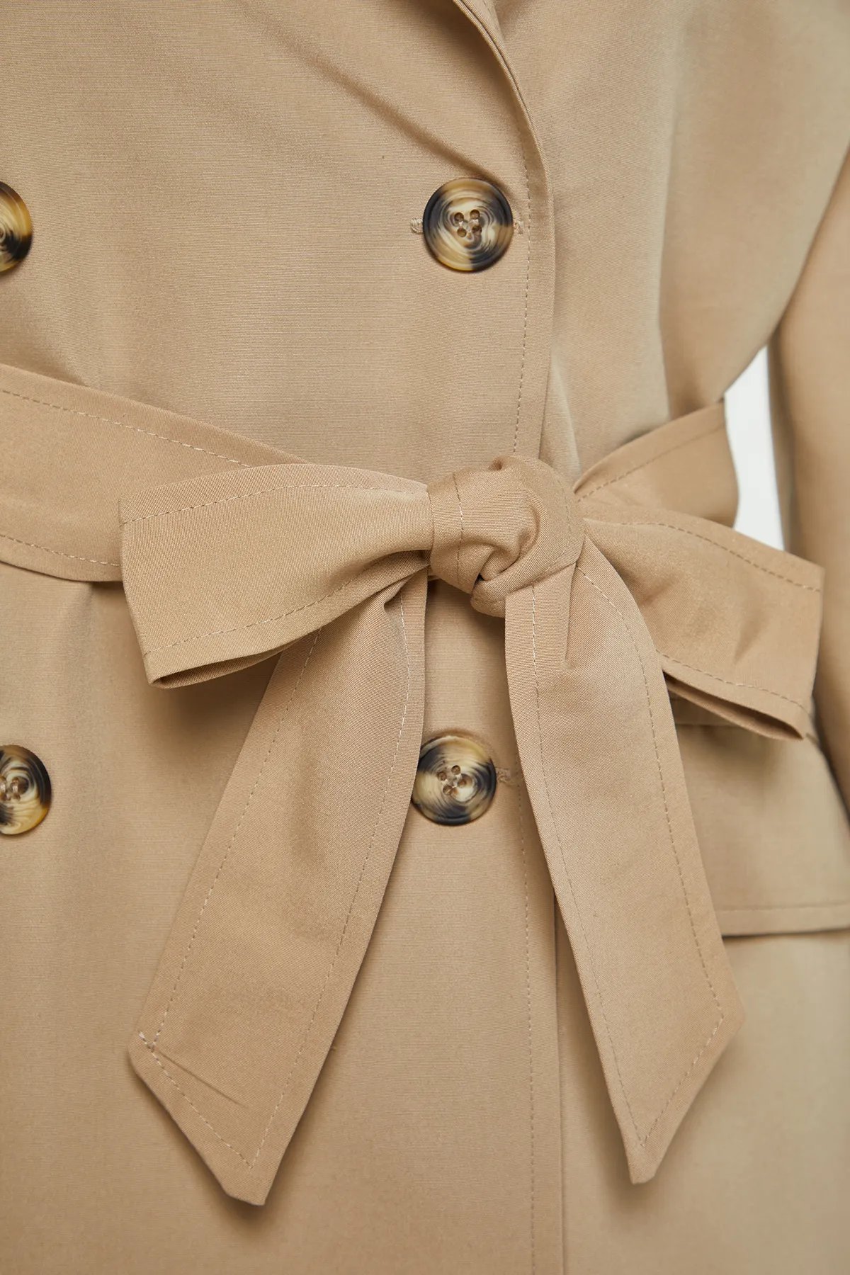 Trendyol Collection  Beiger Oversize-Trenchcoat mit weitem Schnitt und Gürtel TWOAW24TR00022