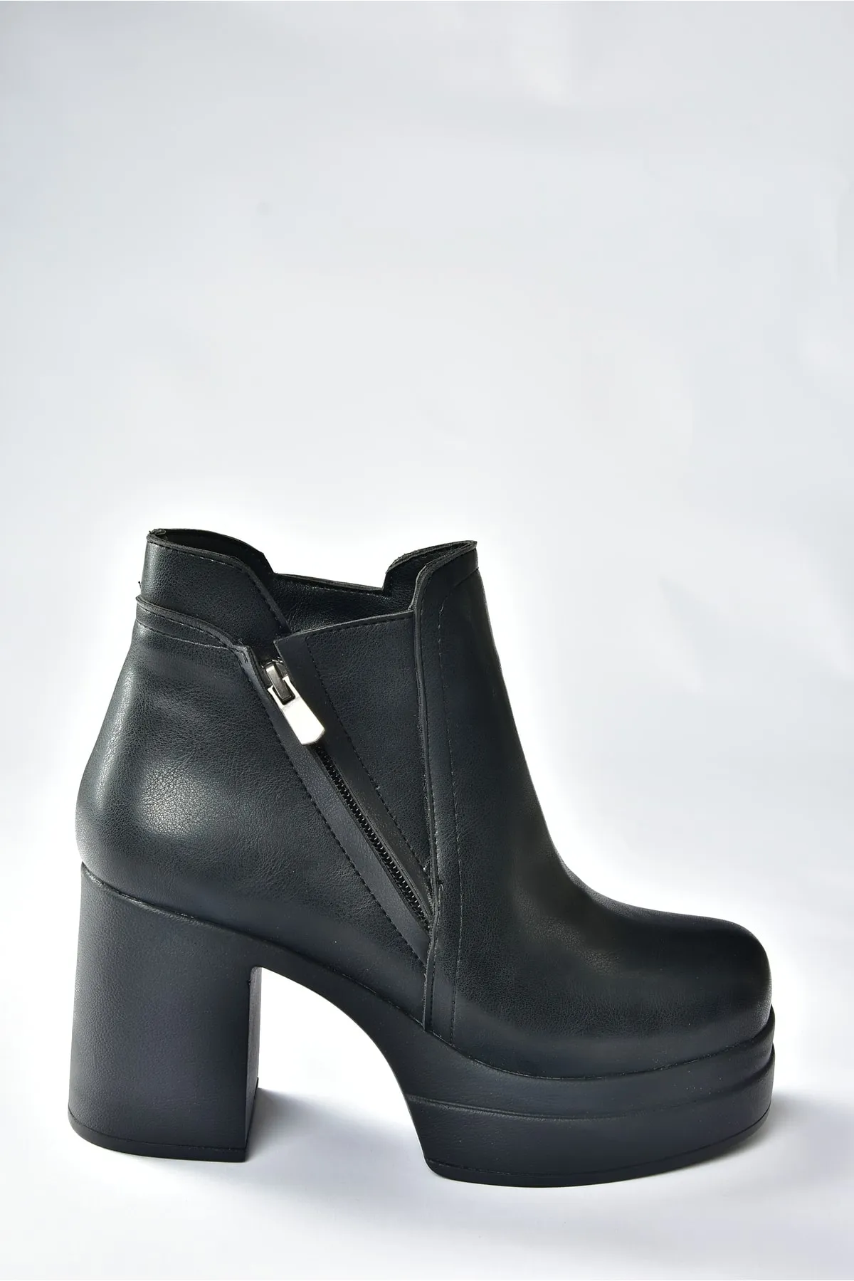 Fox Shoes  Schwarze Damenstiefel mit dicker Sohle N996640009