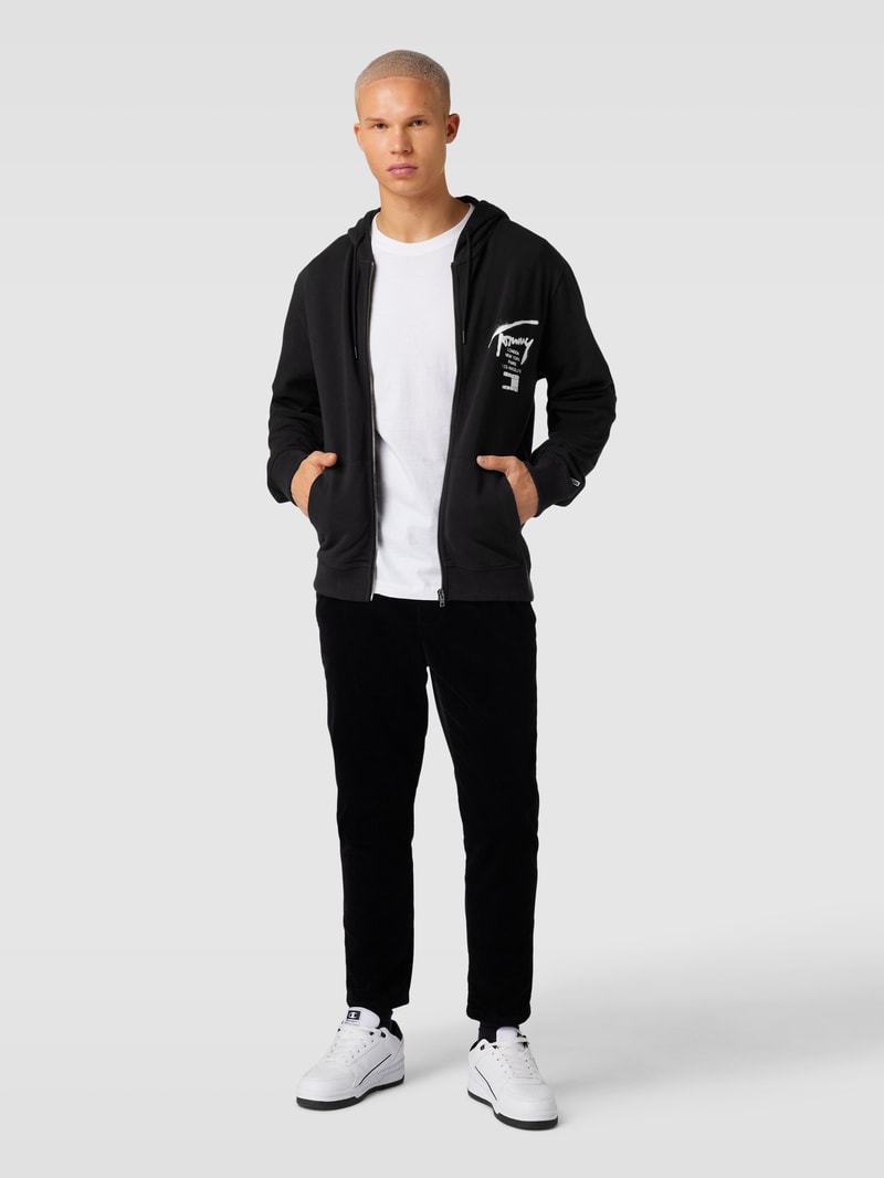 Sweatjacke mit Label-Print und Eingrifftaschen in schwarz