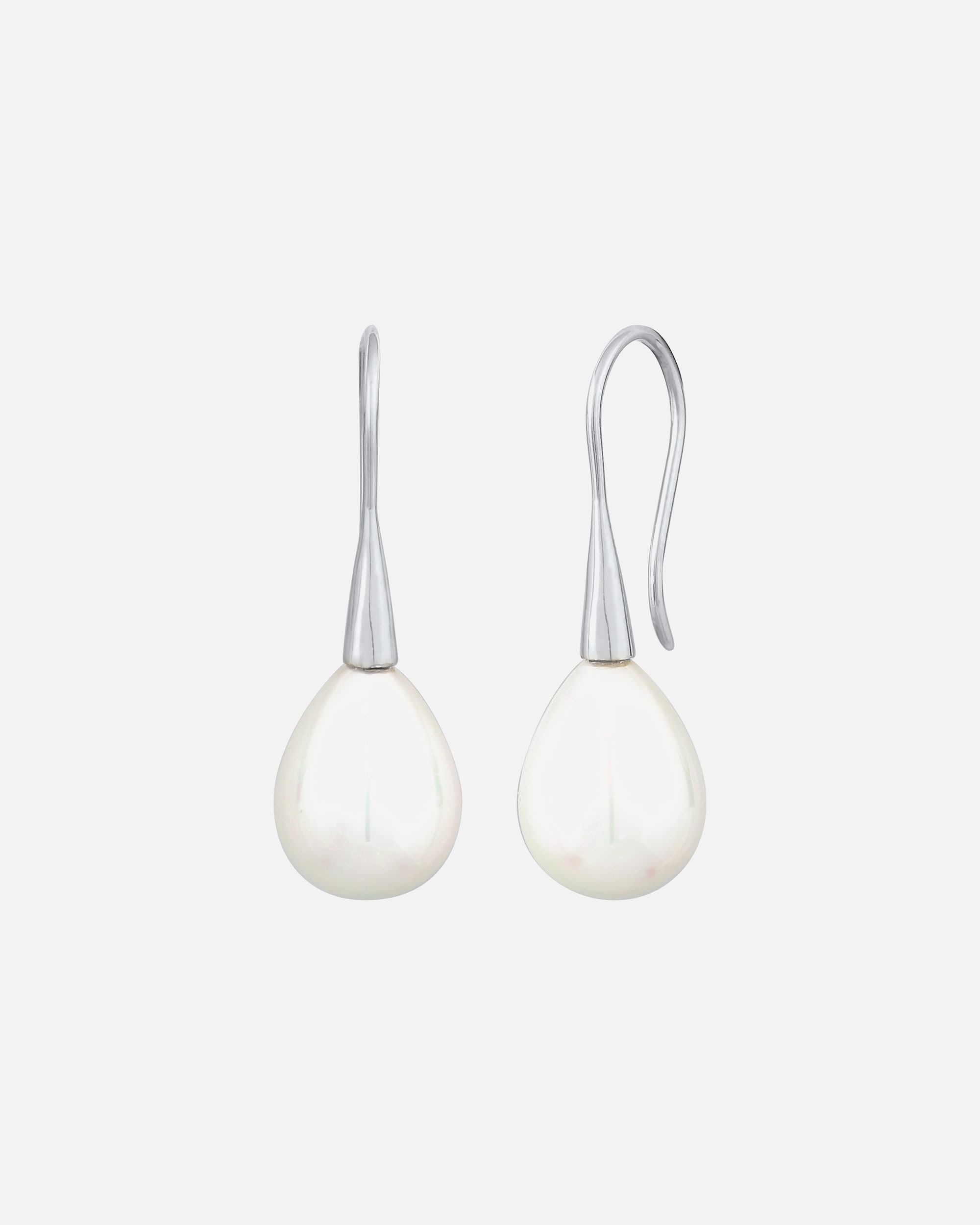 Boucles d'oreilles pendantes classiques pour femmes de Nenalina, ornées de perles de coquillage et montées sur argent sterling 925.