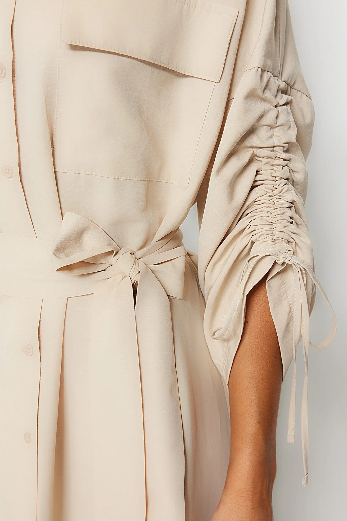 Trendyol Modest  Beigefarbenes Hemdkleid aus gewebter Baumwolle mit Gürtel und verstellbaren Ärmeln, Detail TCTSS23EB00365