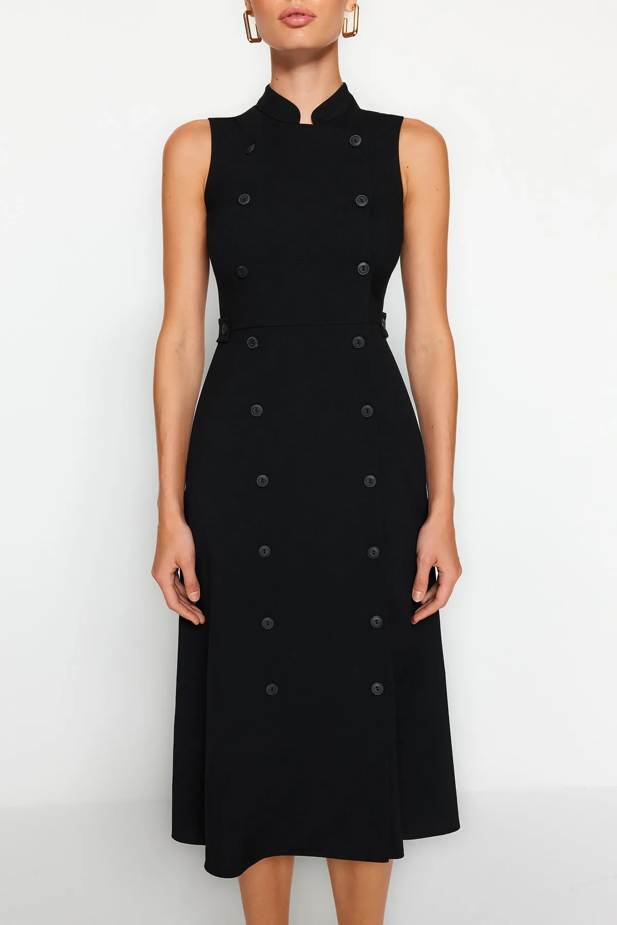 Trendyol Collection  Schwarzes Midi-Webkleid mit geknöpftem Häuptlingskragen TWOAW24EL00422