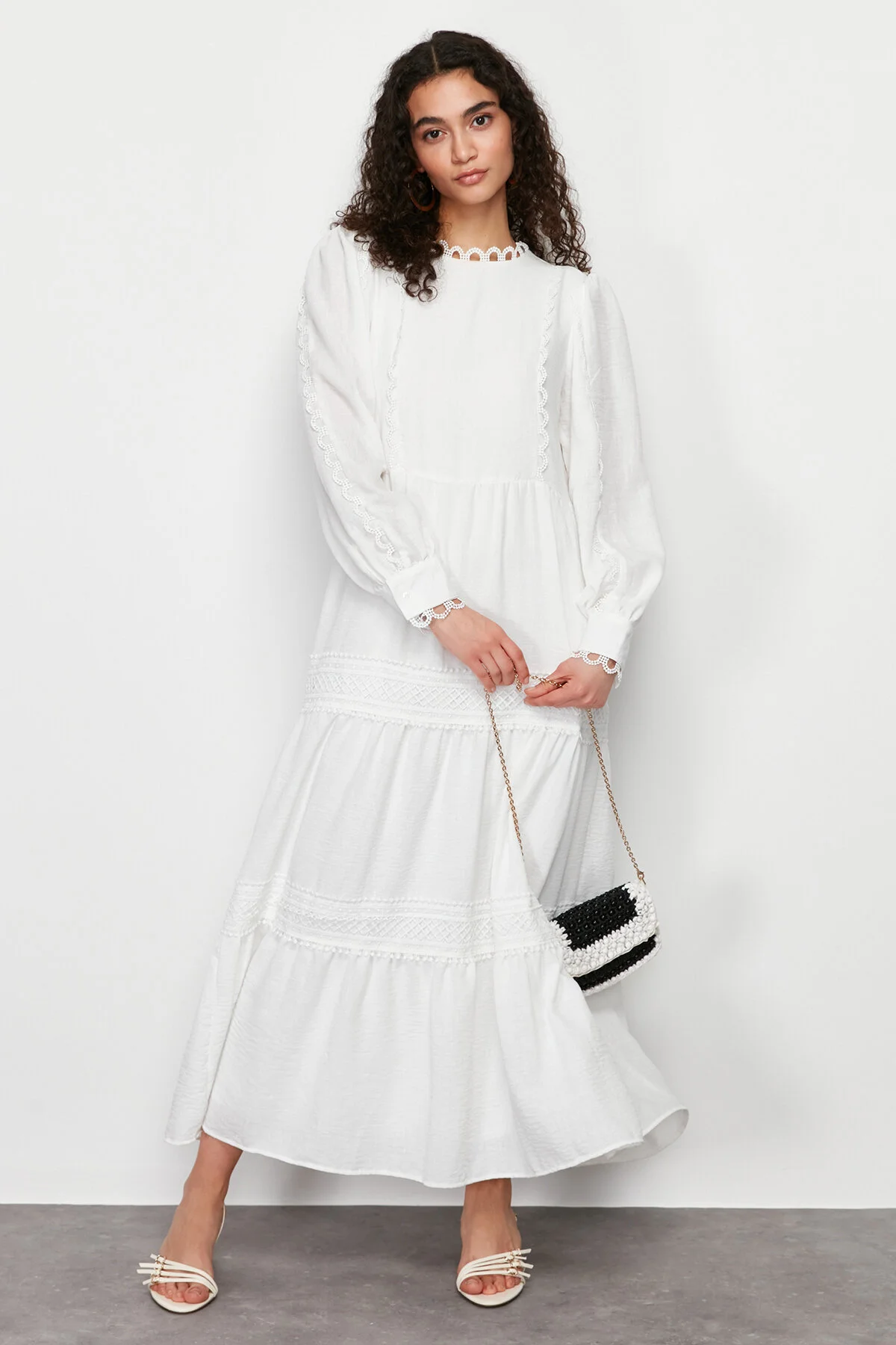 Trendyol Modest  Weißes, gefüttertes, besticktes, detailliertes Webkleid TCTSS24EB00178