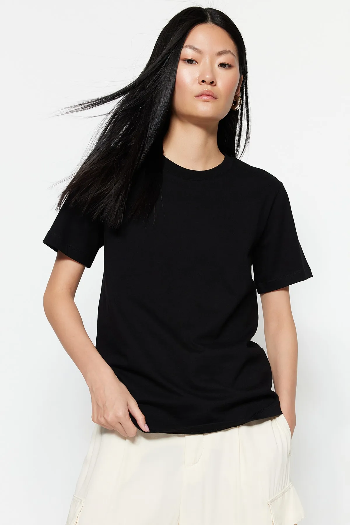 Trendyol Collection  Schwarzes Premium-Basic-Strick-T-Shirt mit Rundhalsausschnitt aus 100 % Baumwolle TWOSS23TS00042