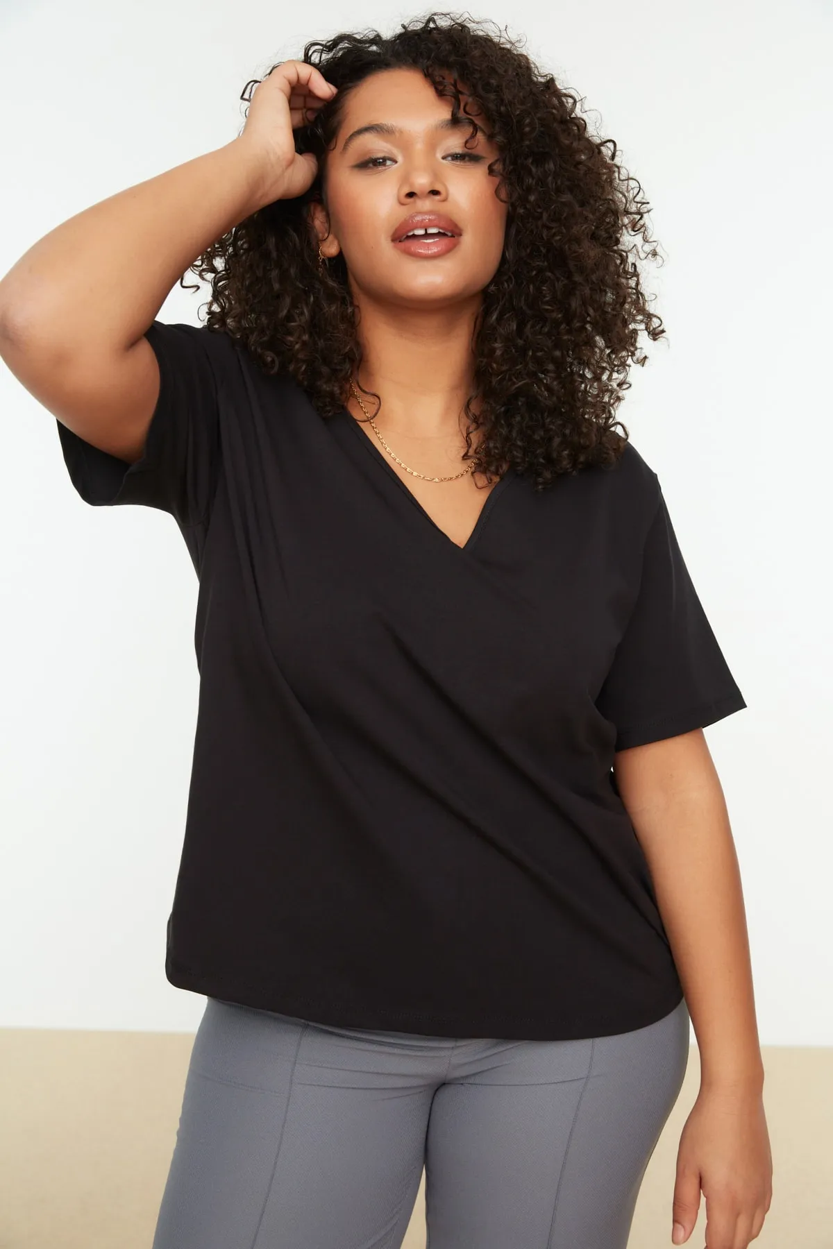 Trendyol Curve  Schwarzes Basic-Strick-T-Shirt mit V-Ausschnitt TBBSS22BF0028