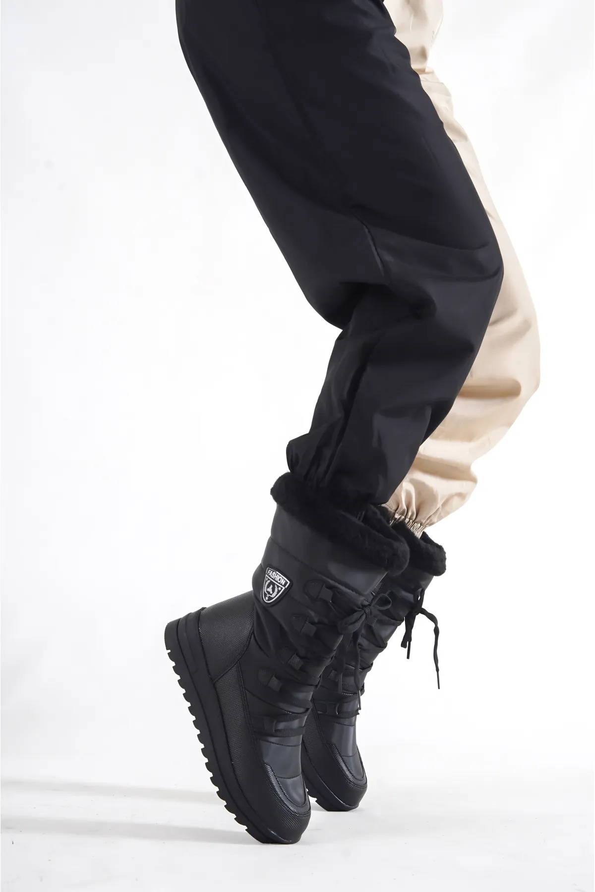 Capone Outfitters  Damen-Schneestiefel mit Trak-Sohle, seitlichem Reißverschluss, Pelzkragen, Schnürung und Fallschirmstoff