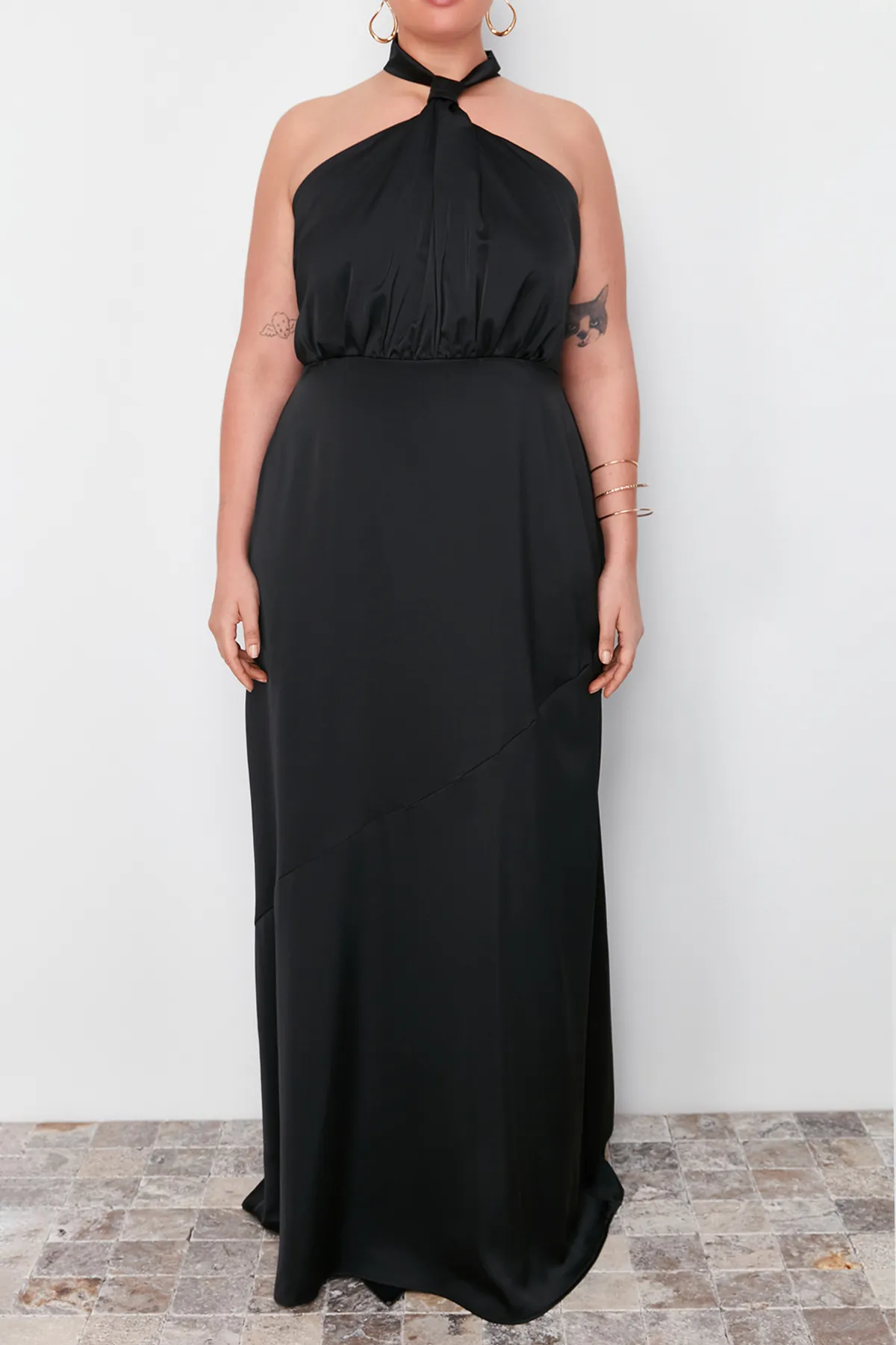 Trendyol Curve  Schwarzes Neckholder-Maxikleid aus Satin TBBSS24AH00150
