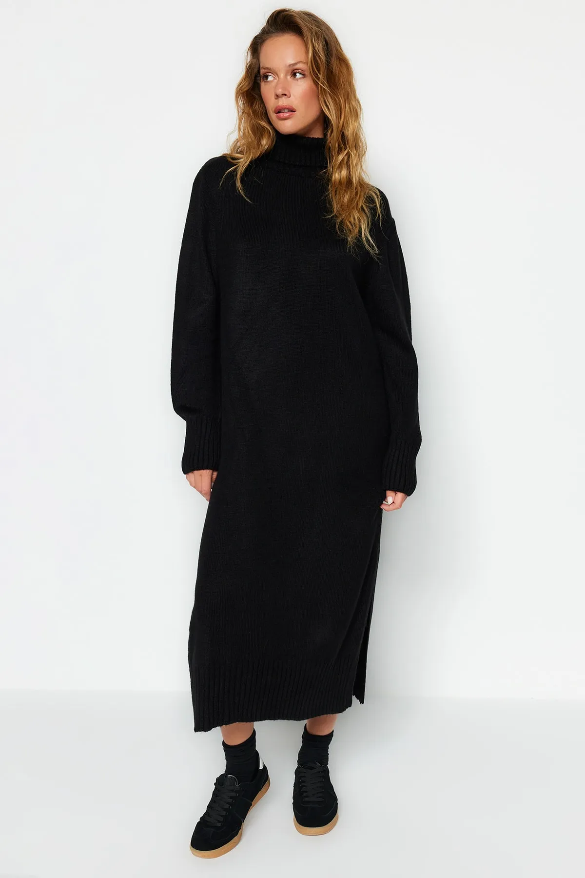 Trendyol Collection  Schwarzes, weit geschnittenes Midi-Strickkleid mit Rollkragen TWOAW24EL00034