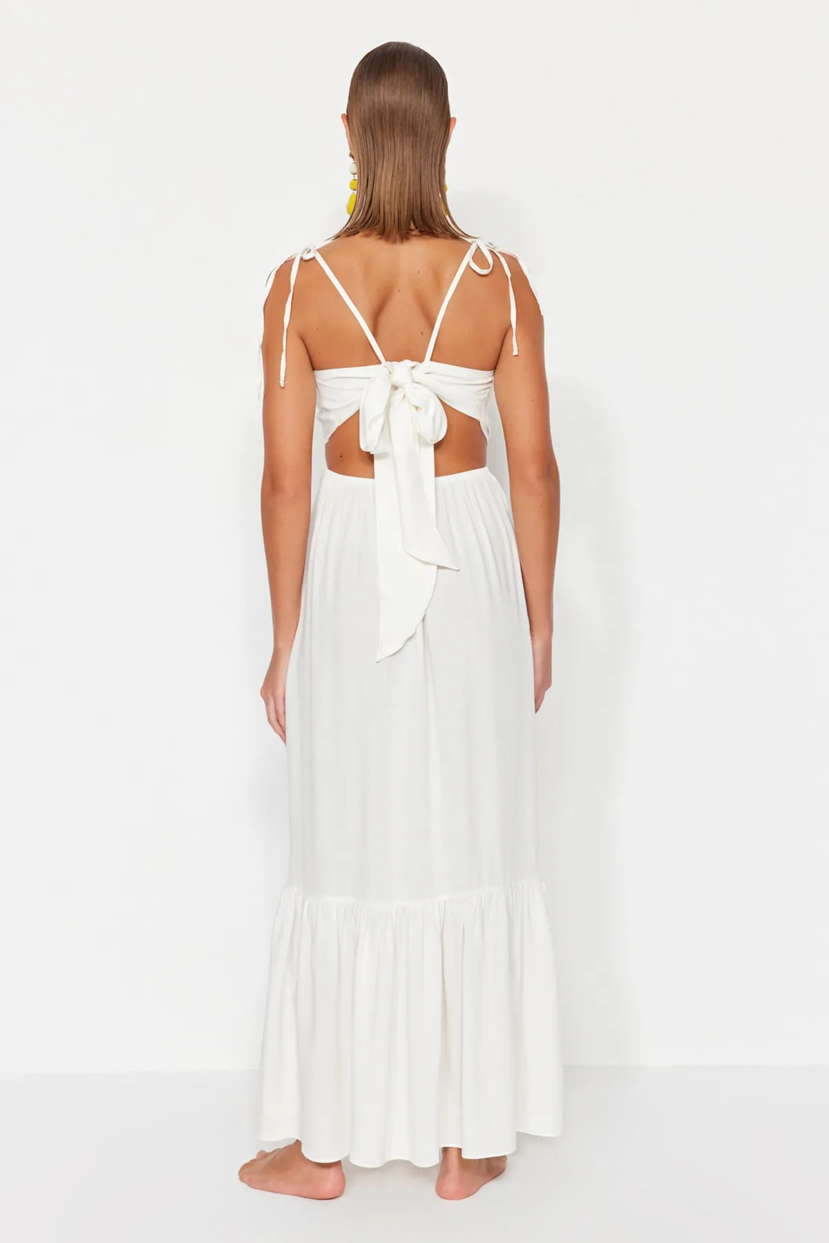 Trendyol Collection  Weißes, gewebtes Maxi-Strandkleid mit Cut-Outs und Fenstern TBESS23EL00085