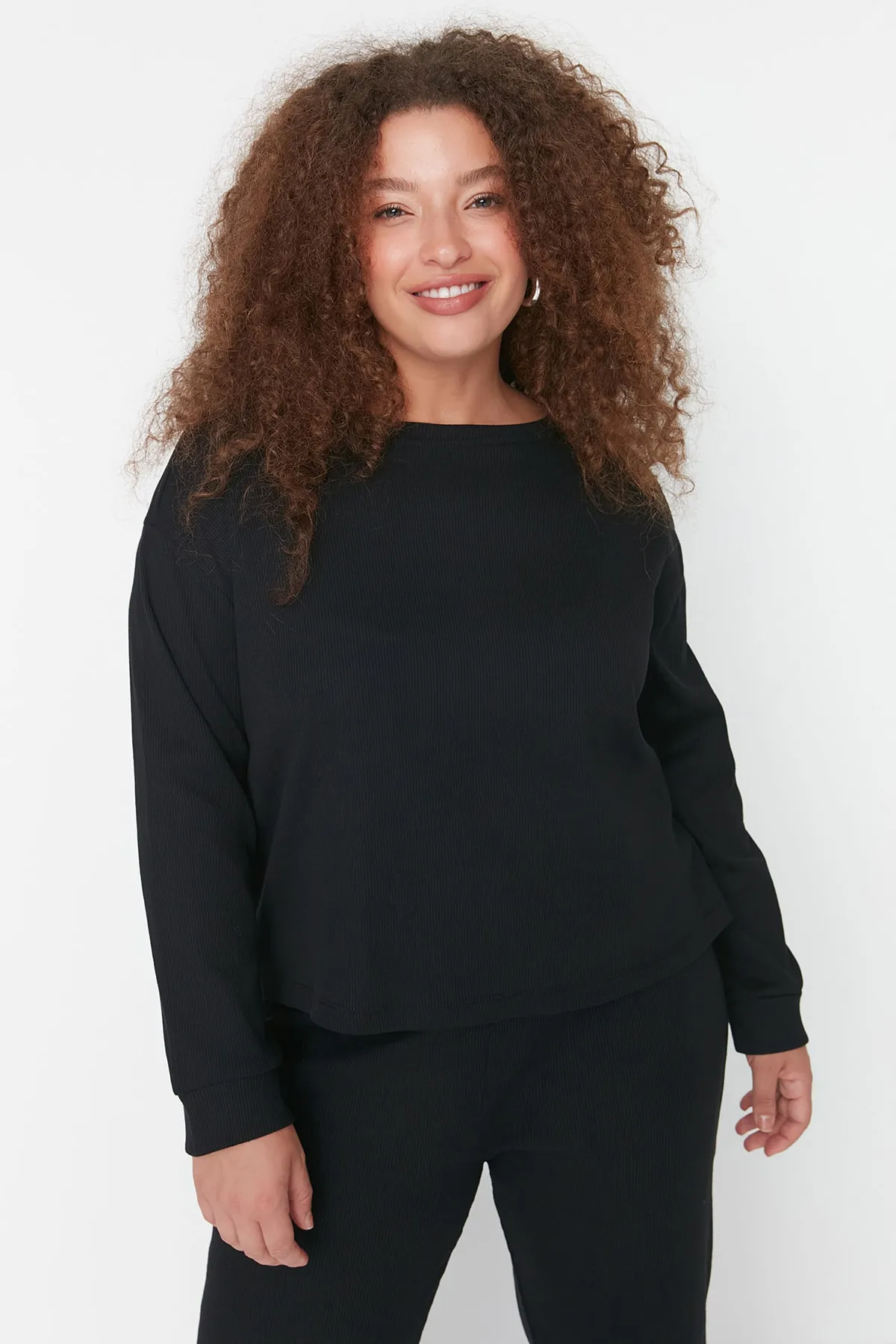 Trendyol Curve  Schwarzes gestricktes Pyjama-Set mit Rundhalsausschnitt