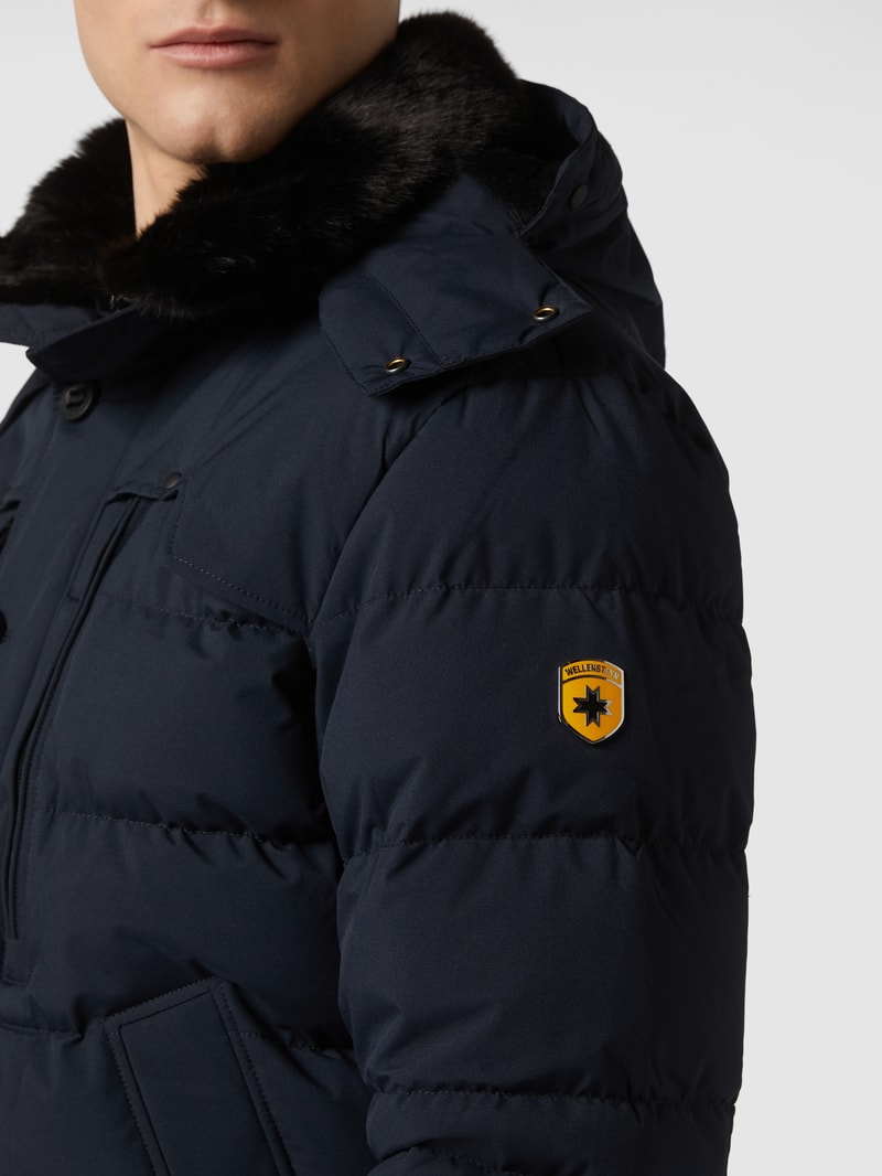 Steppjacke mit Label-Patch in marineblau