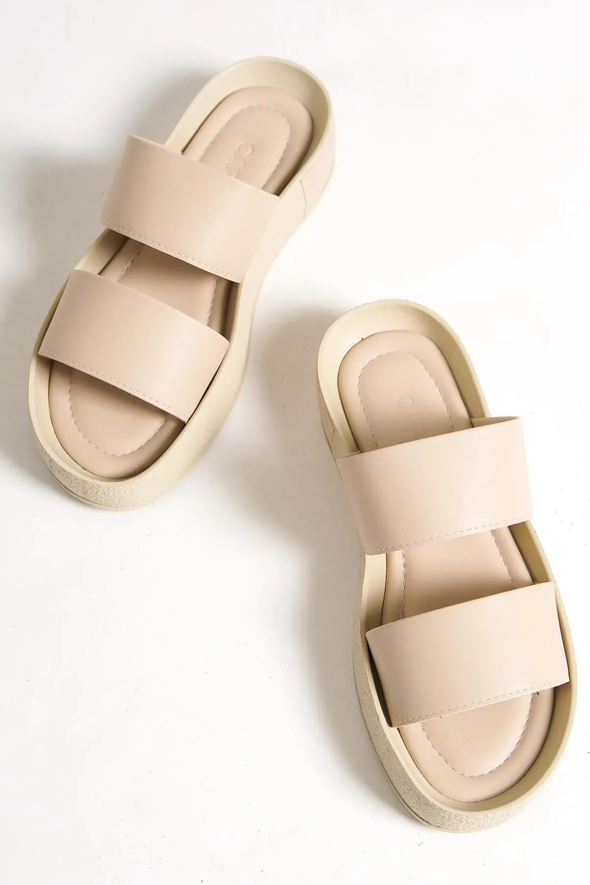 Capone Outfitters  Capone doppelgestreifte, farbenfrohe, detaillierte Damenhausschuhe mit Keilabsatz in Beige