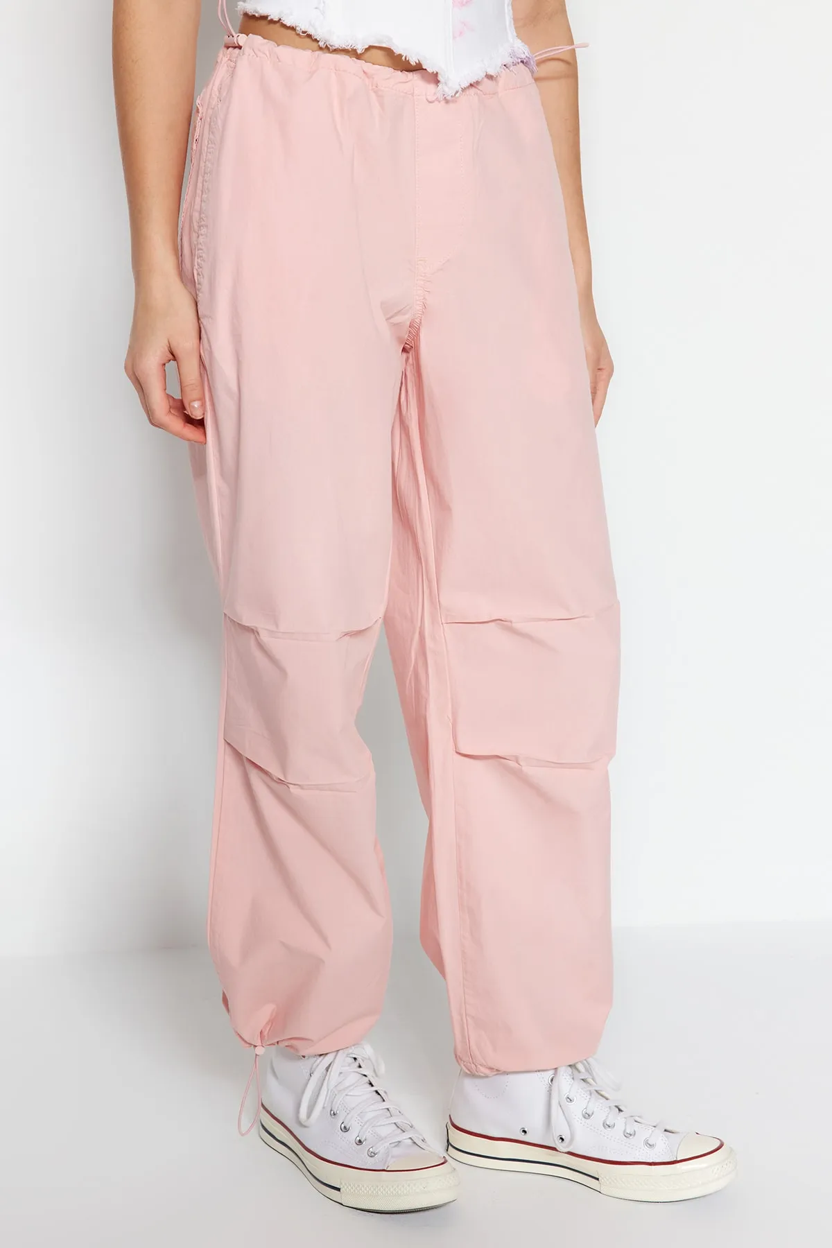 Trendyol Collection  Rosa Stopper-Fallschirmhose mit normaler Taille TWOAW23JE00738