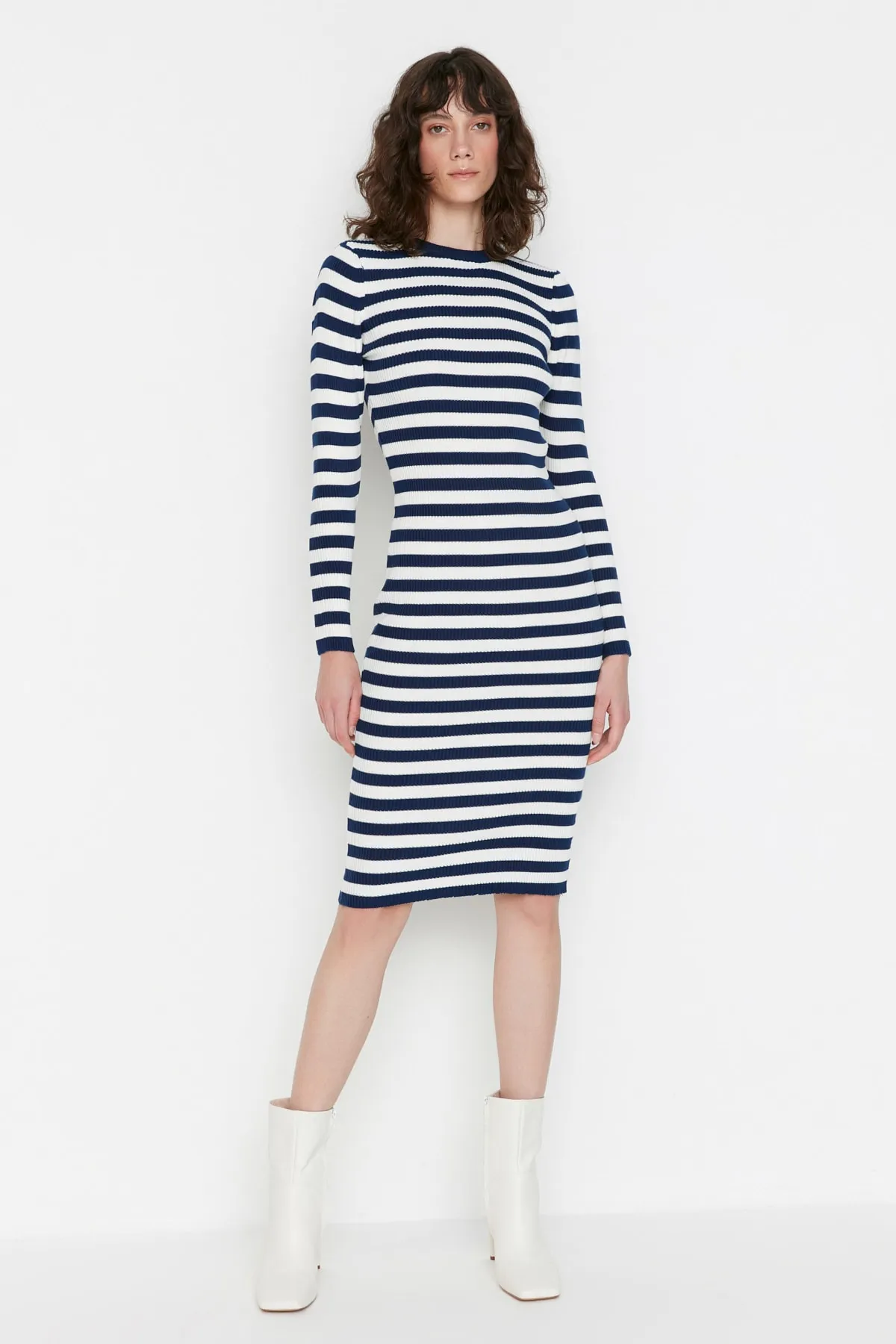 Trendyol Collection  Marineblau Marineblaues figurbetontes gestreiftes Mini-Strickkleid TWOAW23EL00018 Kleid TWOAW23EL00018