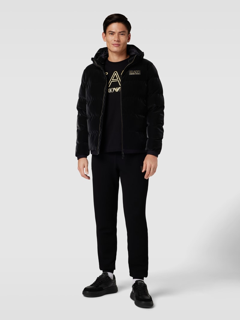 Steppjacke mit Label-Patch in schwarz