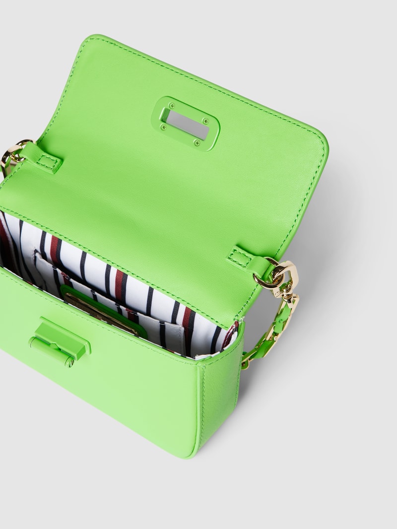 Micro Bag mit Label-Applikation in metallic Modell 'HERO' in neon grün