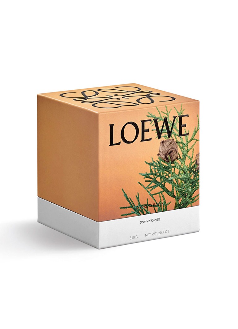 LOEWE vidēja izmēra ciprešu bumbiņu svece - aromātiskā svece 610 grami