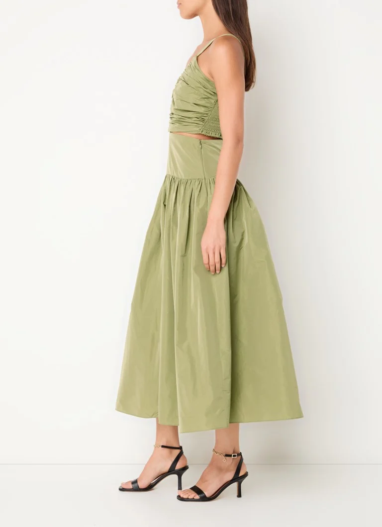 Vestido midi de Maje con frunces y aberturas.