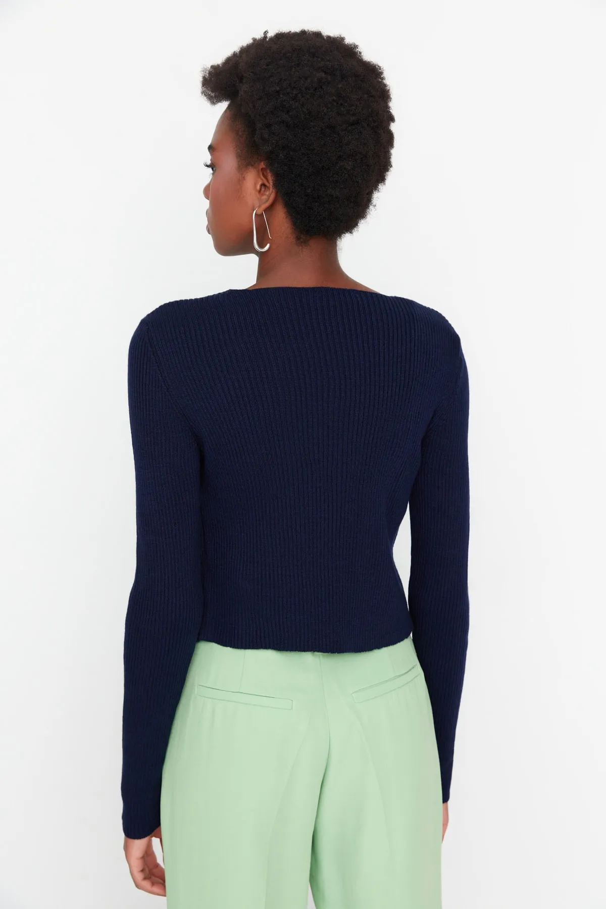Trendyol Collection  Marineblaues, kurzes Strickset mit Bluse und Strickjacke zum Binden, Strickcardigan TWOSS21HI0002