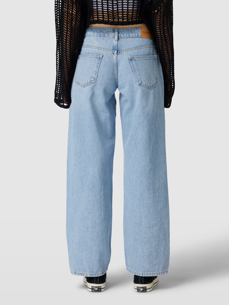 Jeans mit Lochmuster in hellblau