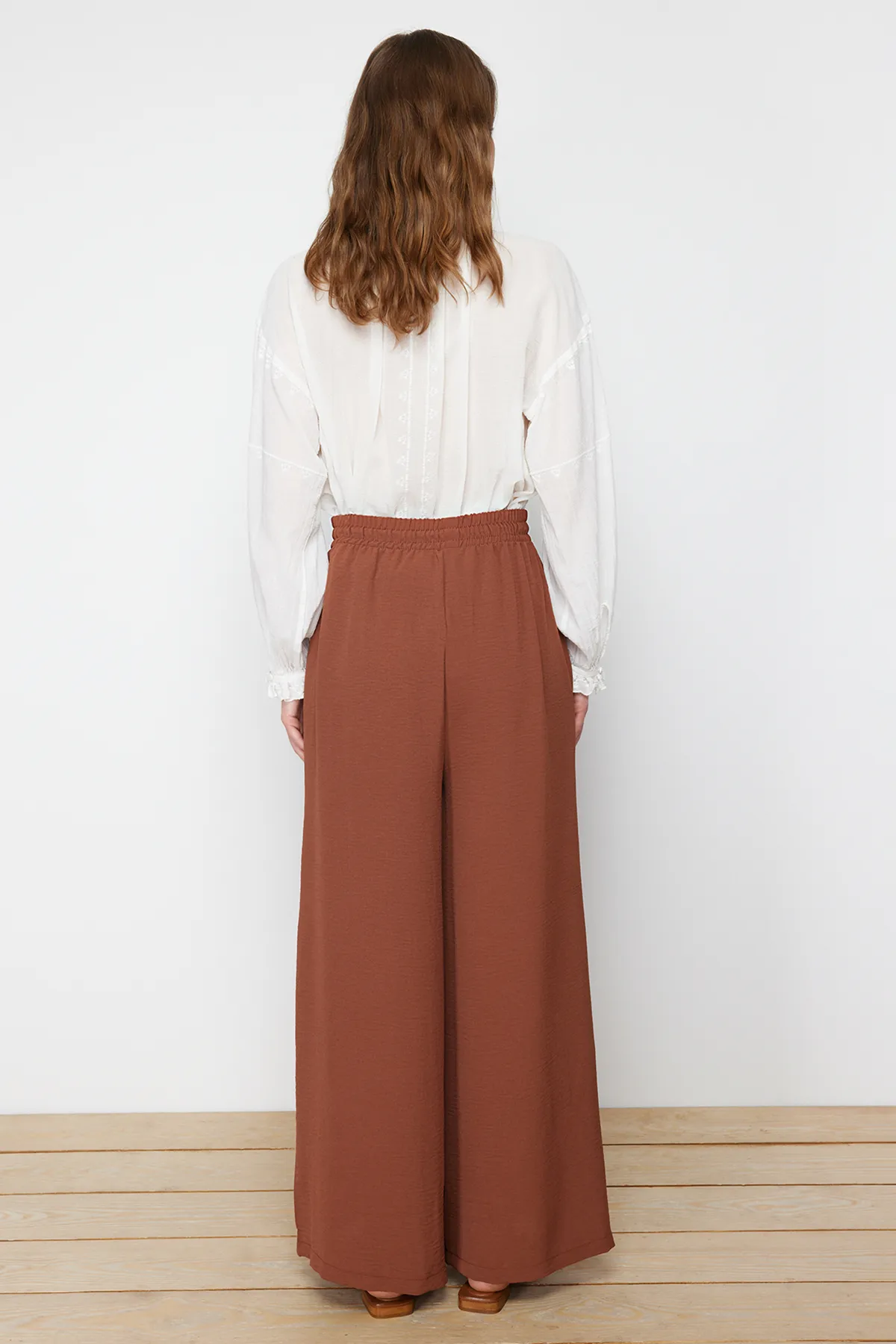Trendyol Modest  Braune gewebte Hose mit weitem Bein TCTSS22PL0240