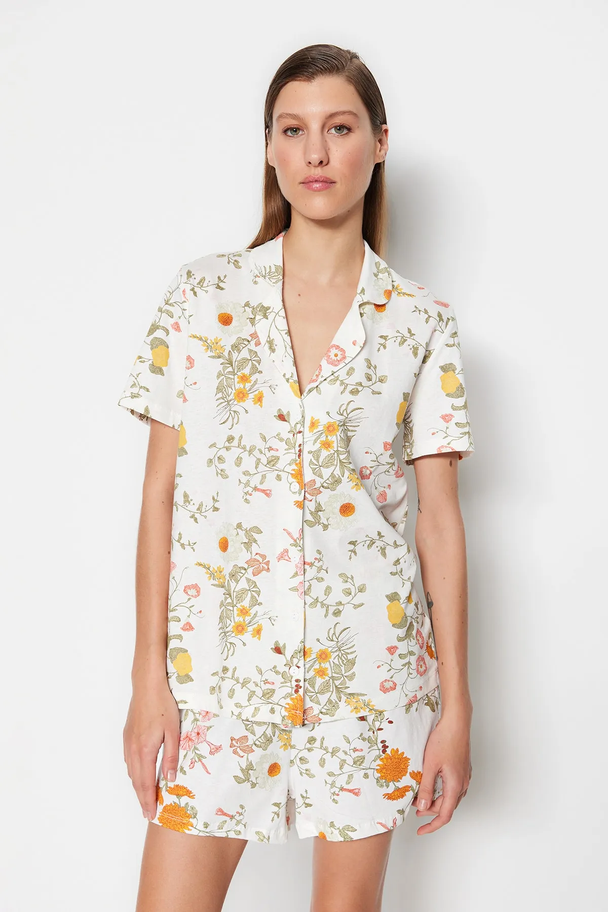 Trendyol Collection  Mehrfarbiges, gestricktes Pyjama-Set mit Hemd und Shorts aus 100 % Baumwolle mit Blumenmuster THMSS23PT00020