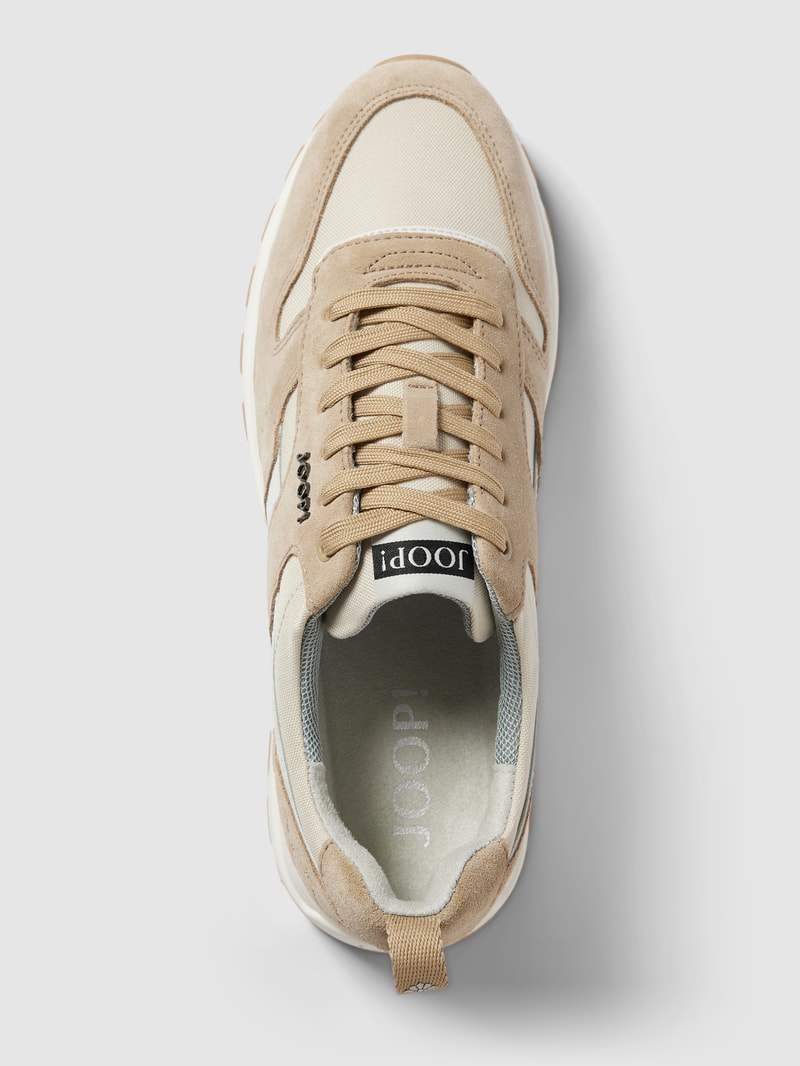 Sneaker mit Label-Applikation in beige