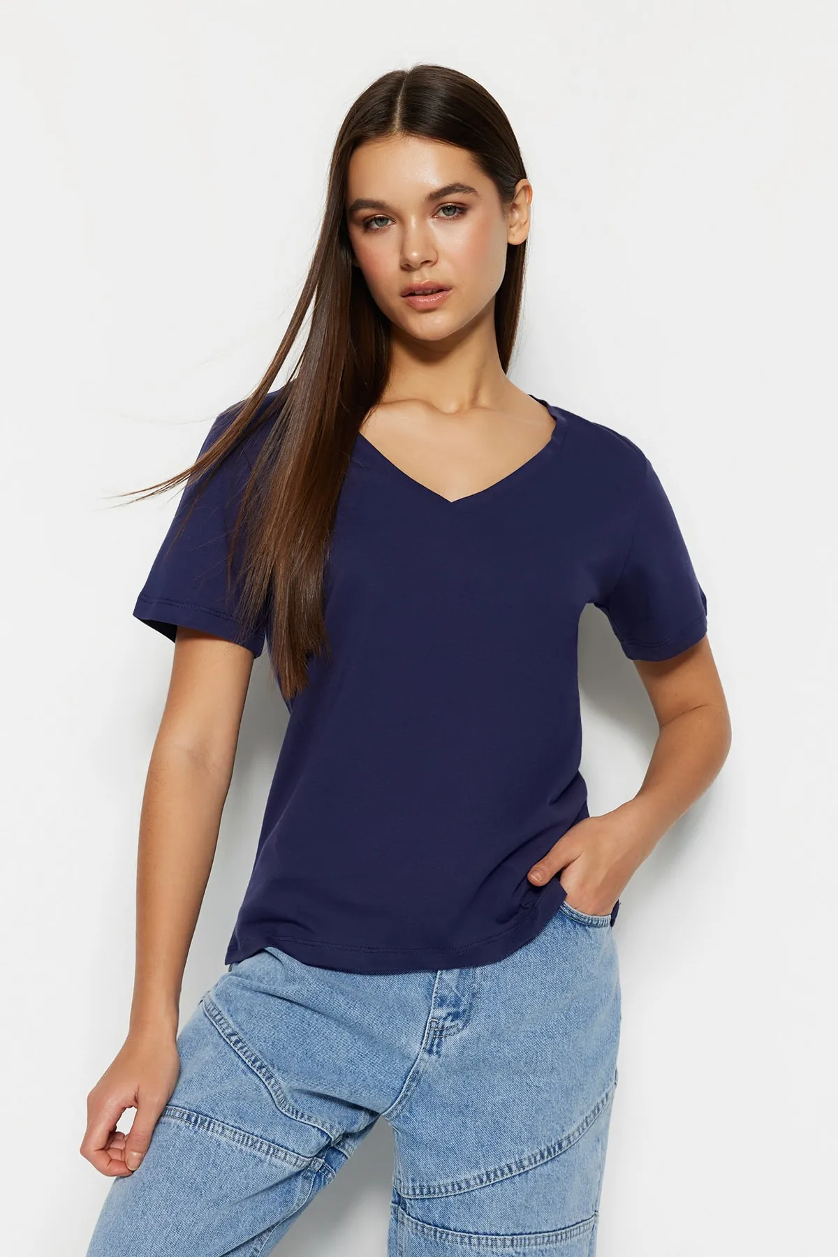 Trendyol Collection  Marineblau-Lila, 100 % Baumwolle, 2er-Pack Basic-Strick-T-Shirts mit V-Ausschnitt TWOSS23TS00002