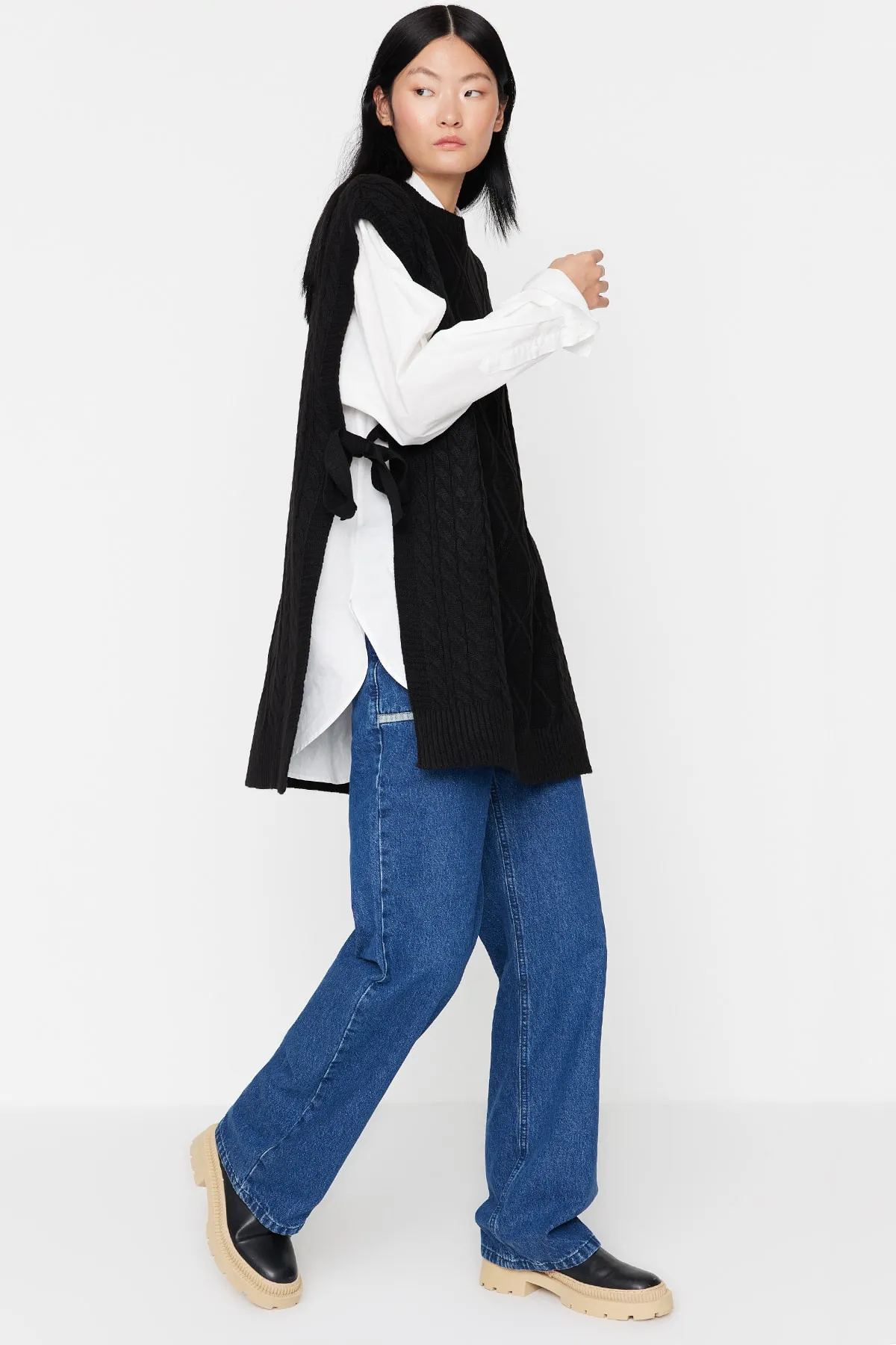 Trendyol Modest  Schwarzer geflochtener Strickpullover mit Bindegürtel TCTAW22UV0018