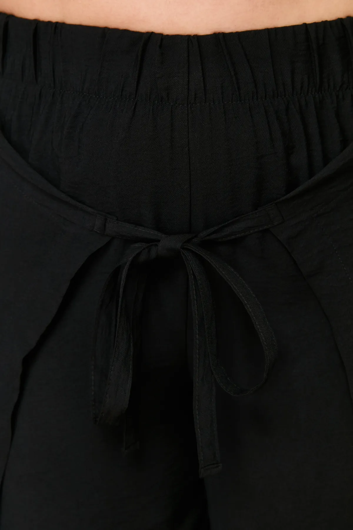 Trendyol Curve  Schwarze Strandhose aus gewebtem Textil mit Wickelverschluss
