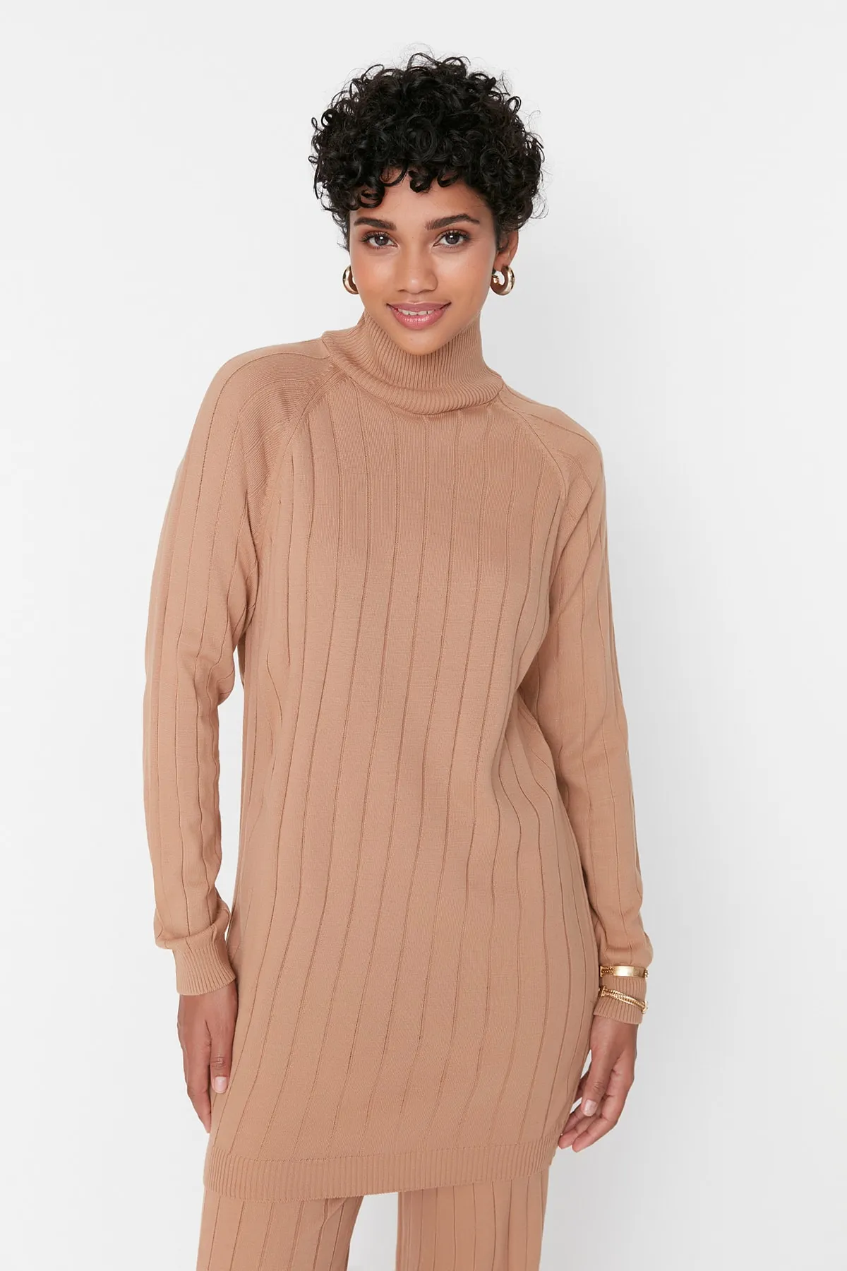 Trendyol Modest  Kamelfarbenes Strickset aus geripptem Rollkragenpullover und Hose TCTAW23US00002
