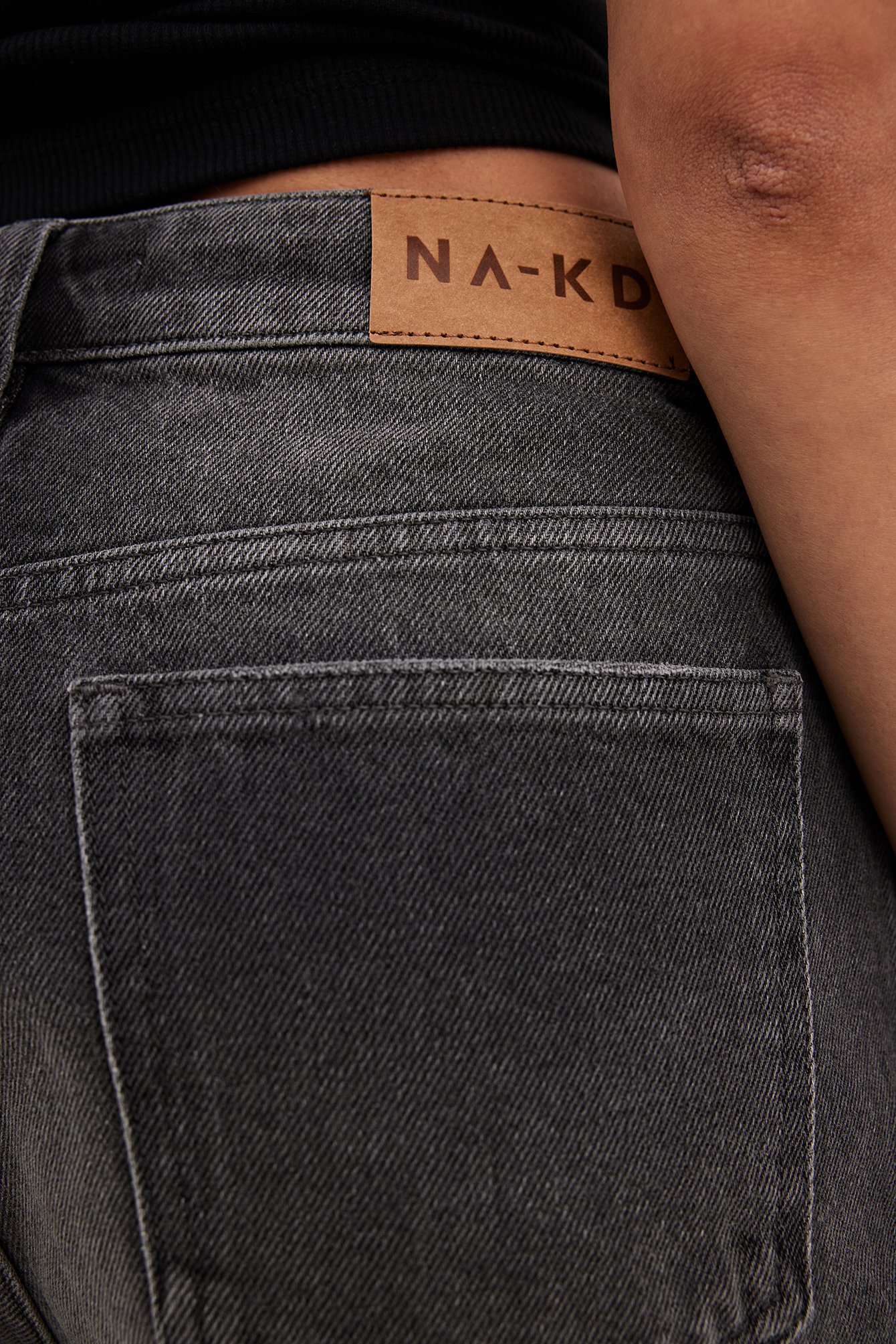 Hochtaillierte Denim-Shorts mit rohem Saum